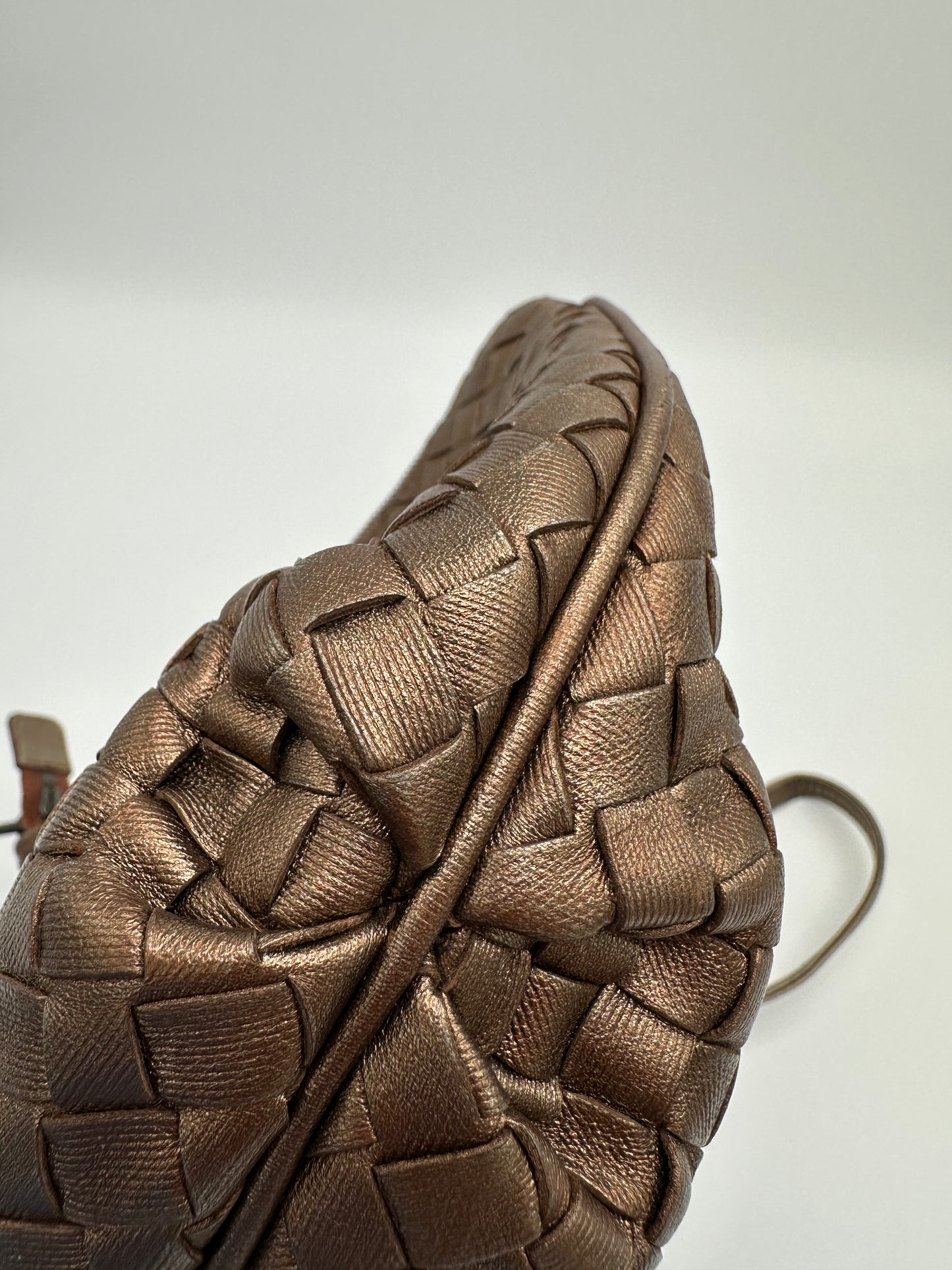 Luxury Soluciens Pre-owned Bottega Veneta intrecciato bronze metallic leather shoulder bag with black hardware
