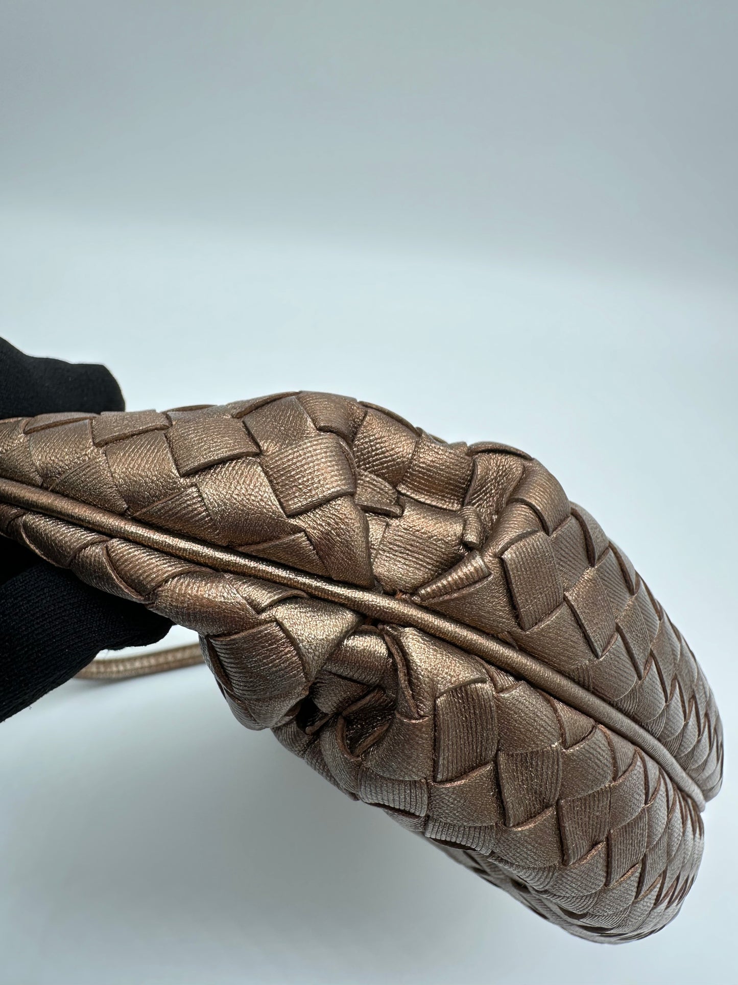 Luxury Soluciens Pre-owned Bottega Veneta intrecciato bronze metallic leather shoulder bag with black hardware