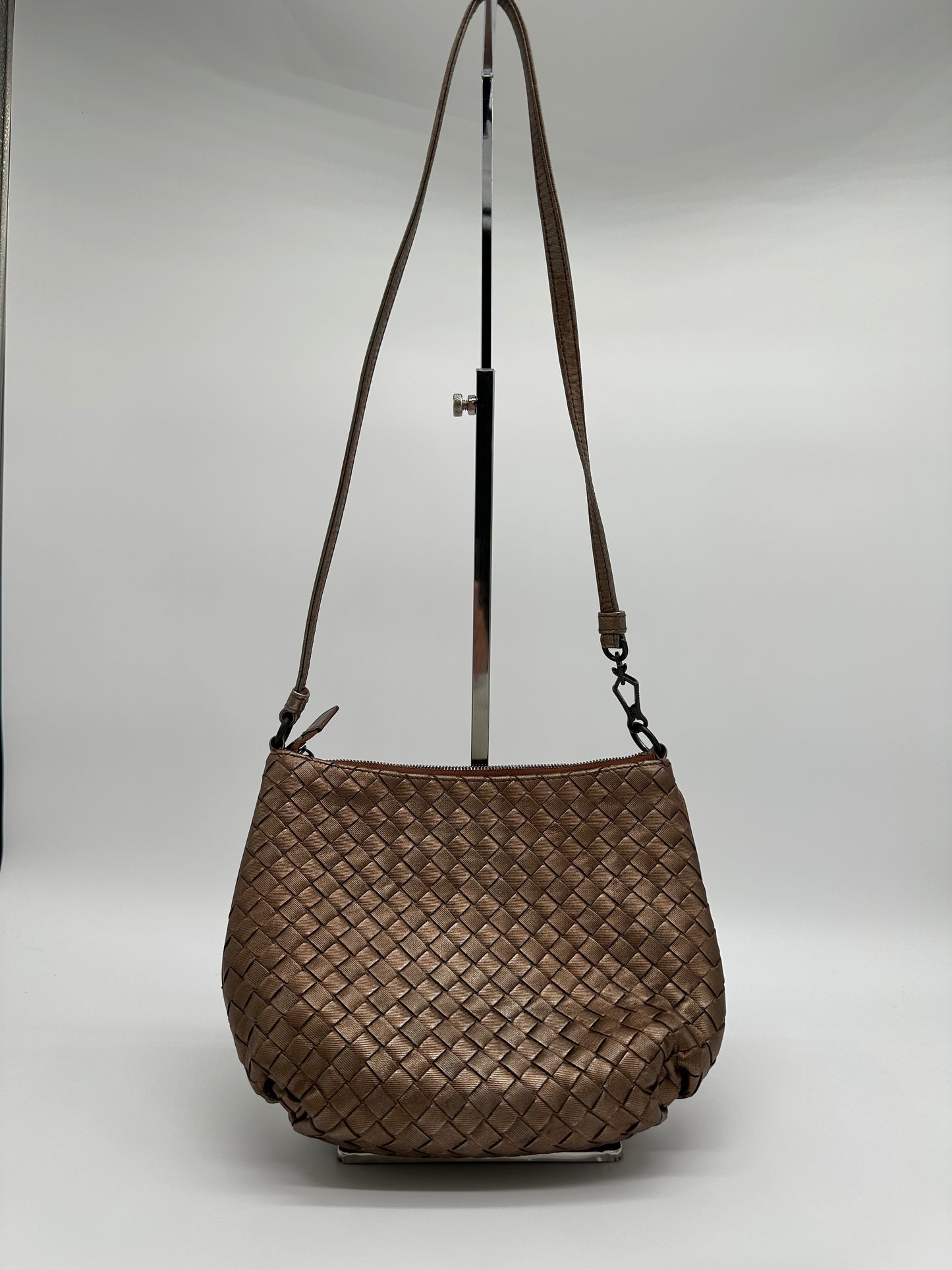 Luxury Soluciens Pre-owned Bottega Veneta intrecciato bronze metallic leather shoulder bag with black hardware