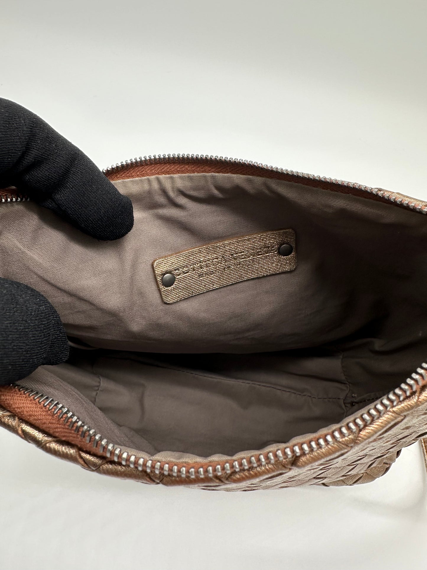 Luxury Soluciens Pre-owned Bottega Veneta intrecciato bronze metallic leather shoulder bag with black hardware