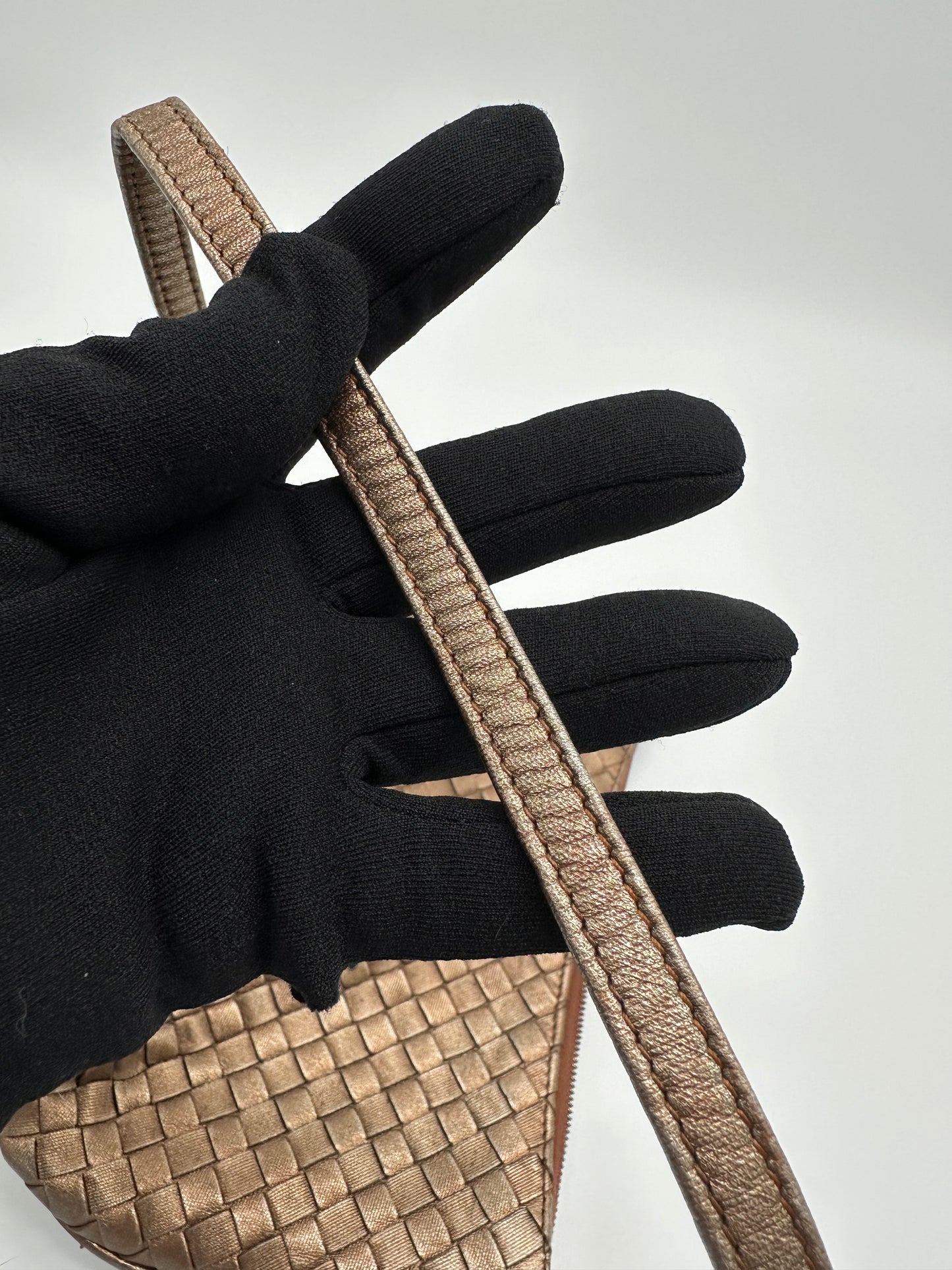 Luxury Soluciens Pre-owned Bottega Veneta intrecciato bronze metallic leather shoulder bag with black hardware