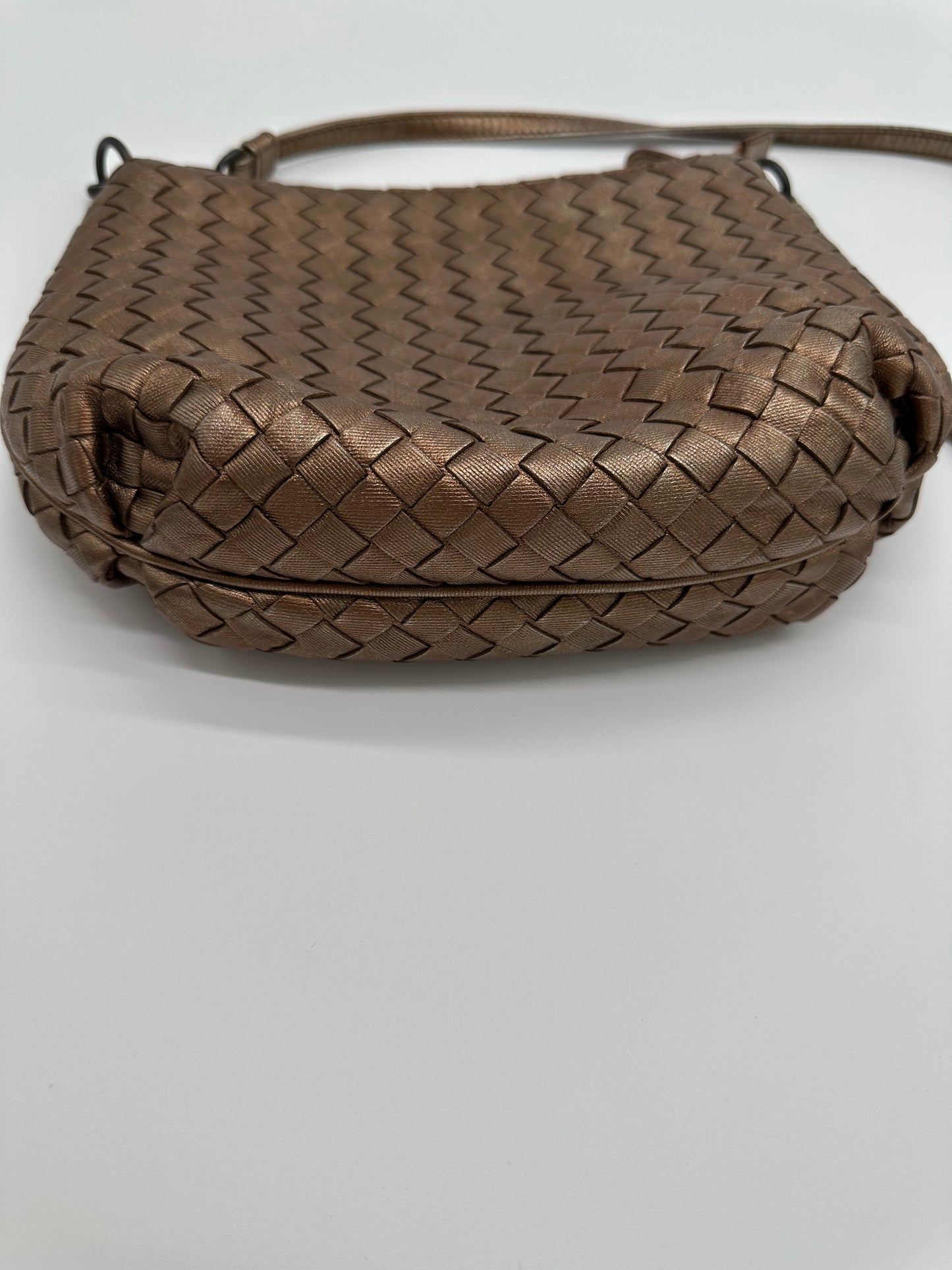 Luxury Soluciens Pre-owned Bottega Veneta intrecciato bronze metallic leather shoulder bag with black hardware