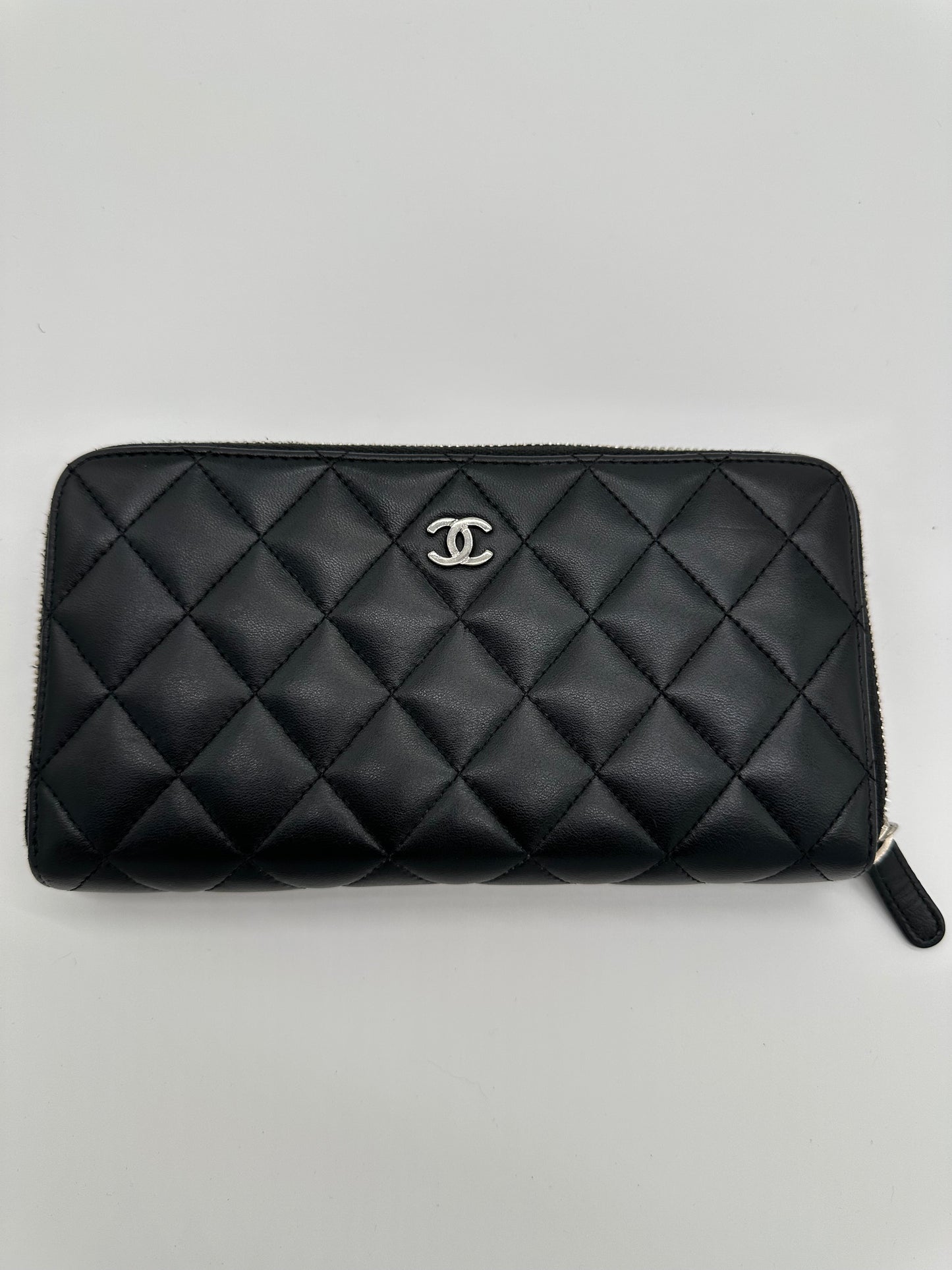 Luxury Soluciens Pre-owned Chanel black long lambskin leather zippy wallet with silver hardware