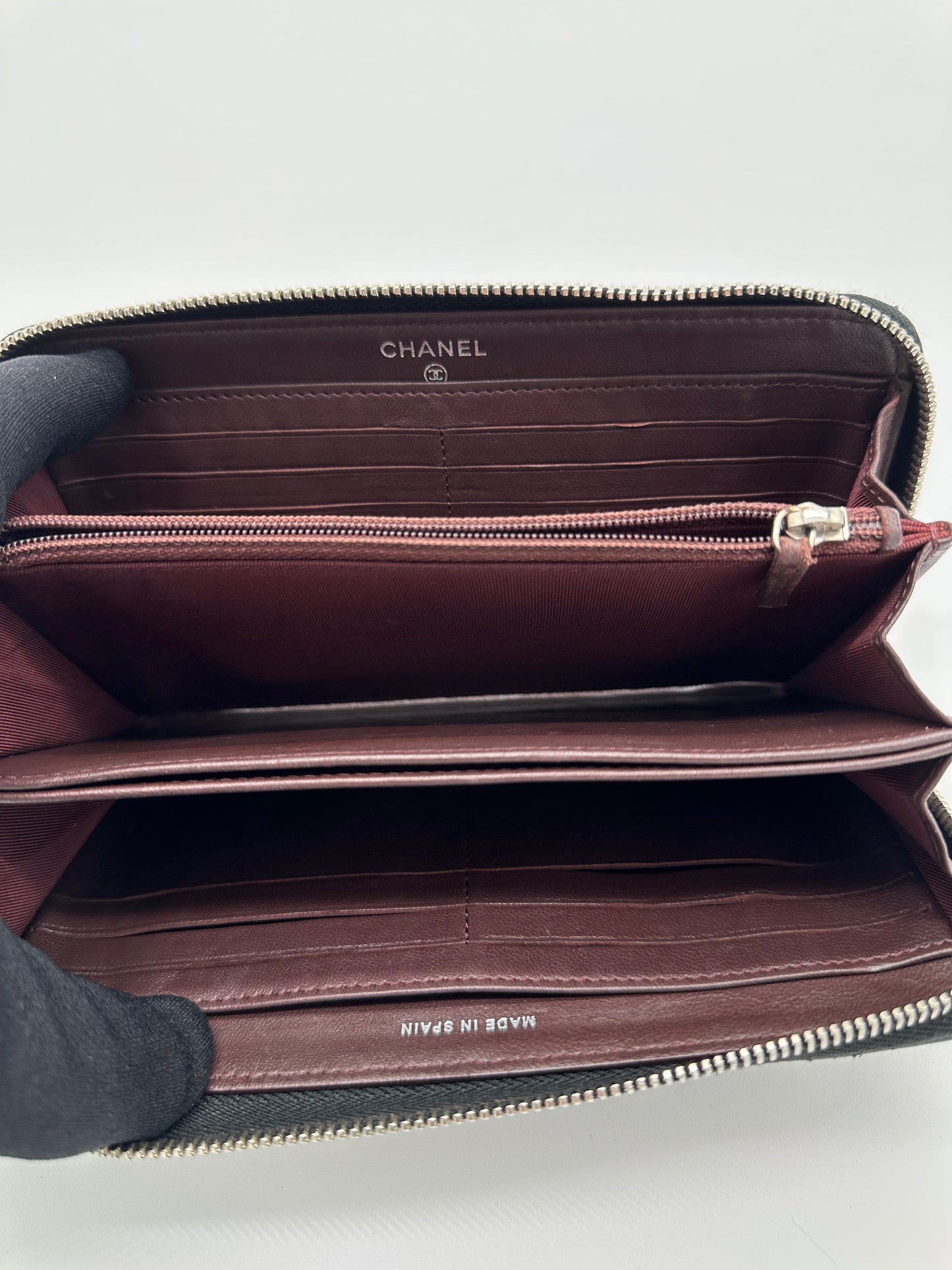 Luxury Soluciens Pre-owned Chanel black long lambskin leather zippy wallet with silver hardware