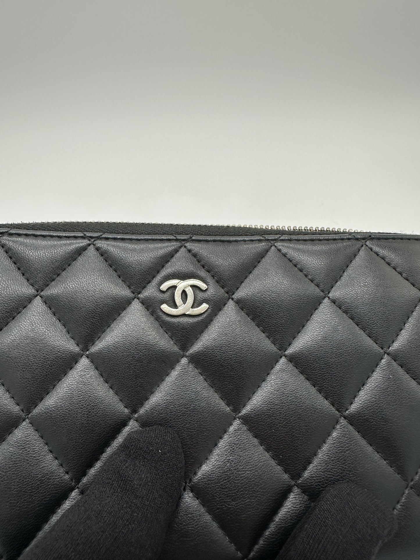 Luxury Soluciens Pre-owned Chanel black long lambskin leather zippy wallet with silver hardware