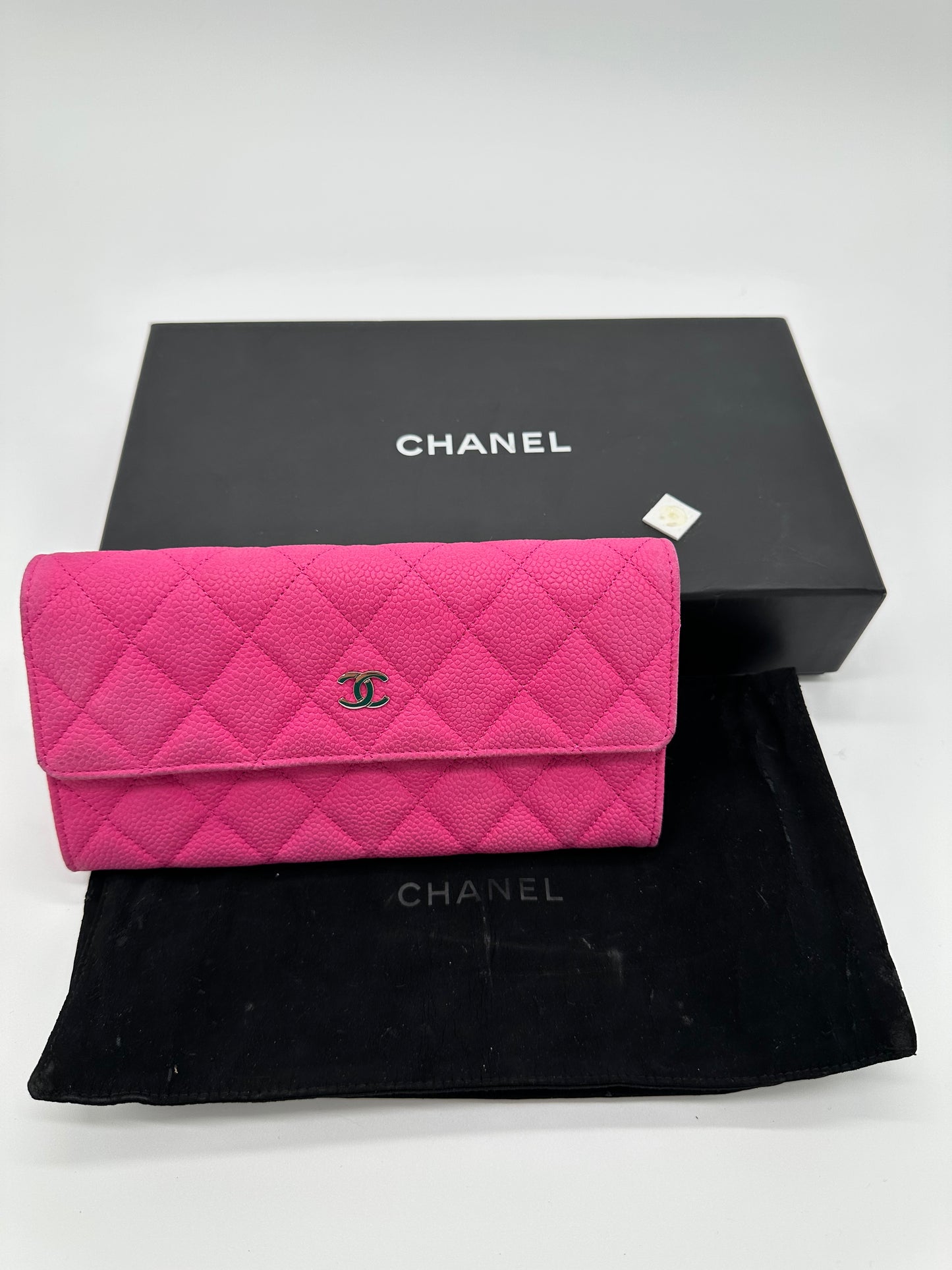 Luxury Soluciens Pre-owned Chanel bright pink matte caviar leather wallet with silver-toned hardware