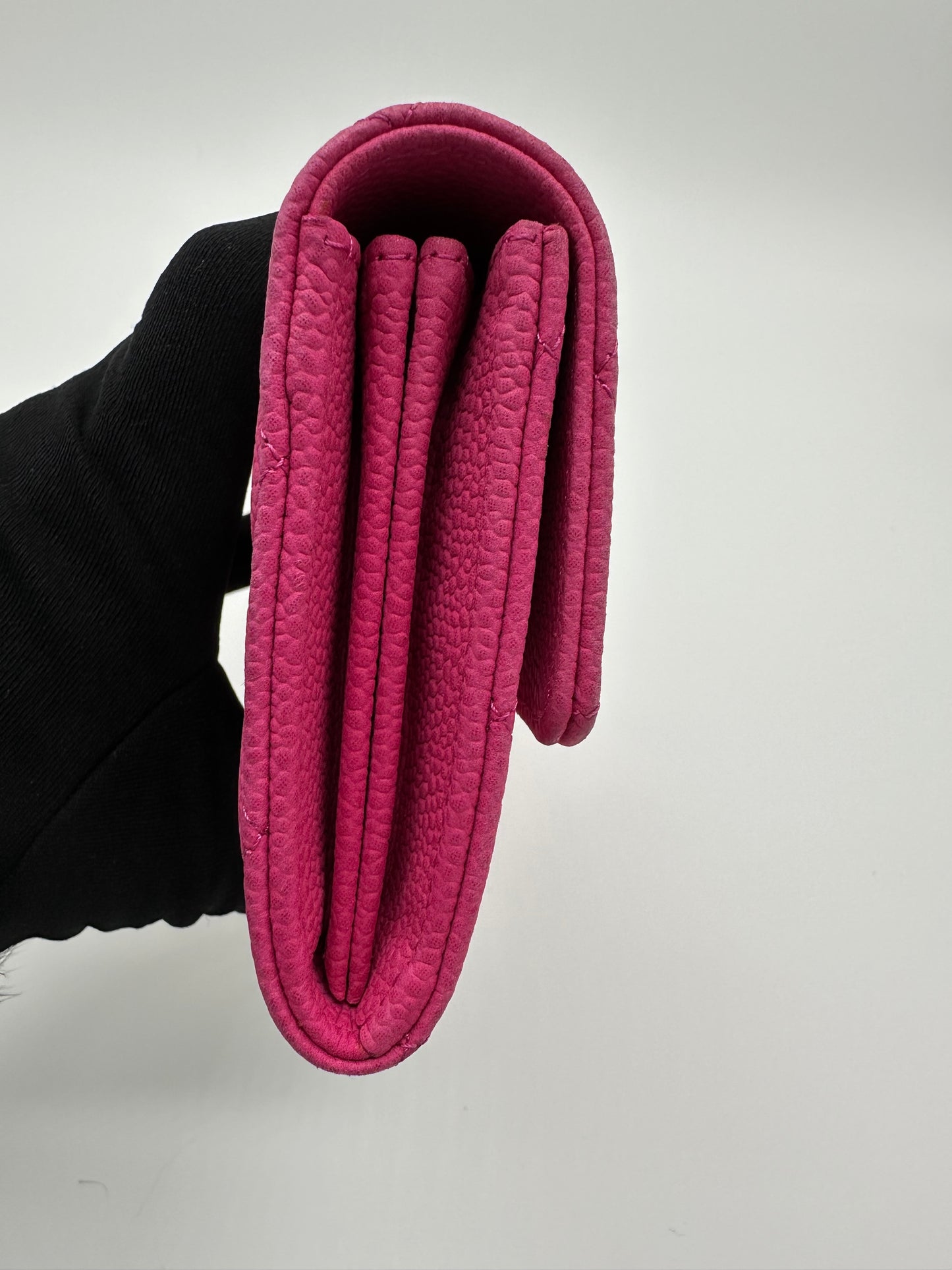 Luxury Soluciens Pre-owned Chanel bright pink matte caviar leather wallet with silver-toned hardware