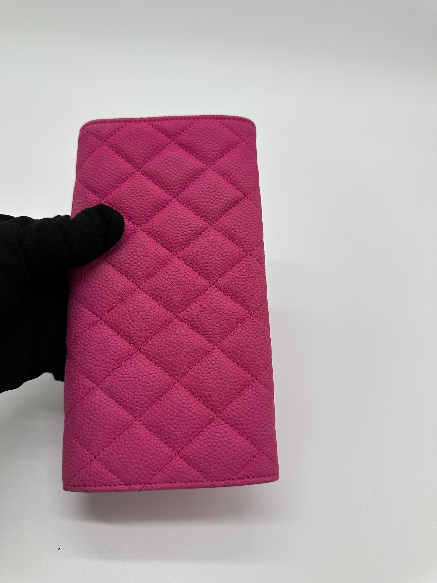 Luxury Soluciens Pre-owned Chanel bright pink matte caviar leather wallet with silver-toned hardware