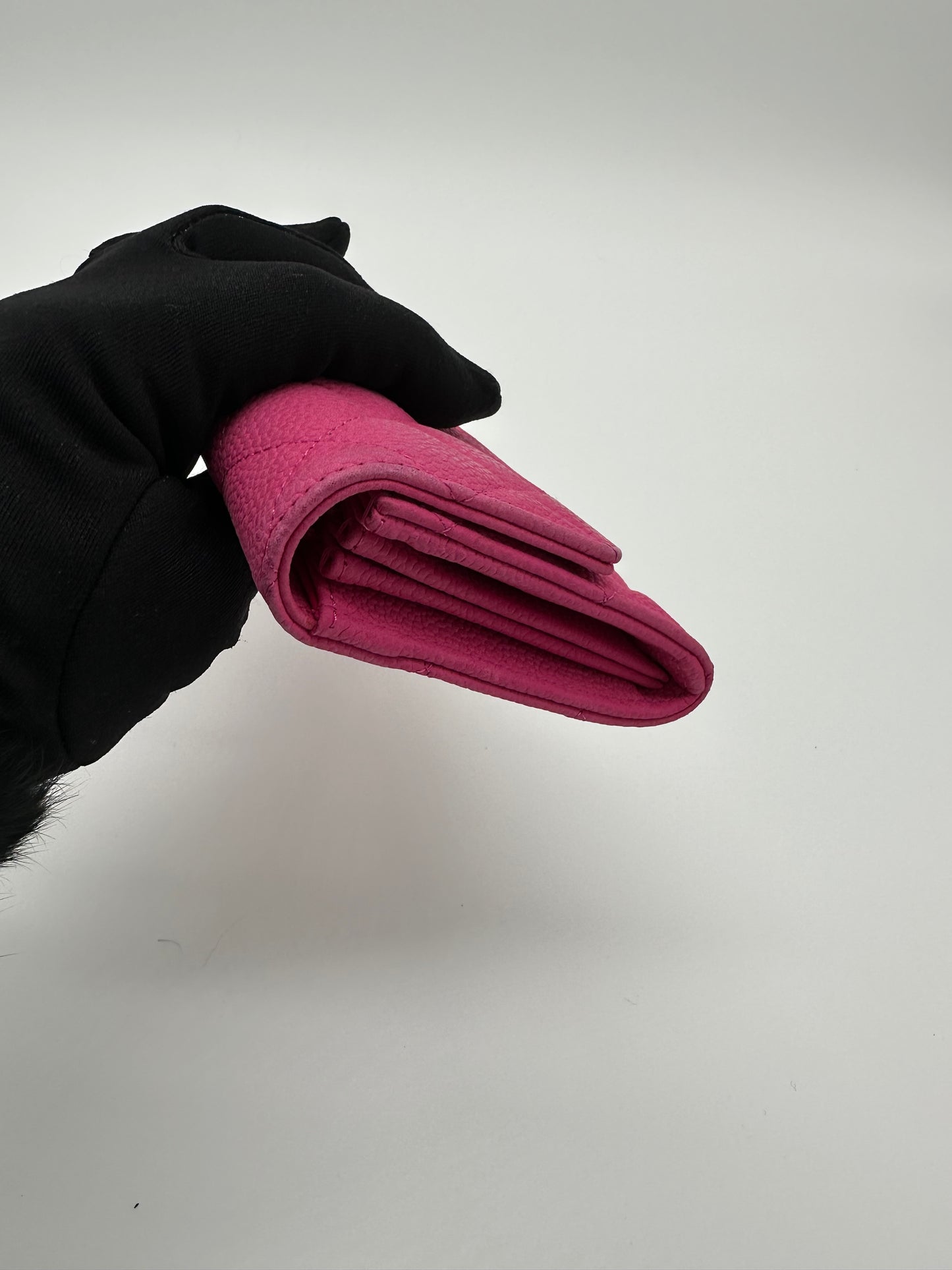 Luxury Soluciens Pre-owned Chanel bright pink matte caviar leather wallet with silver-toned hardware