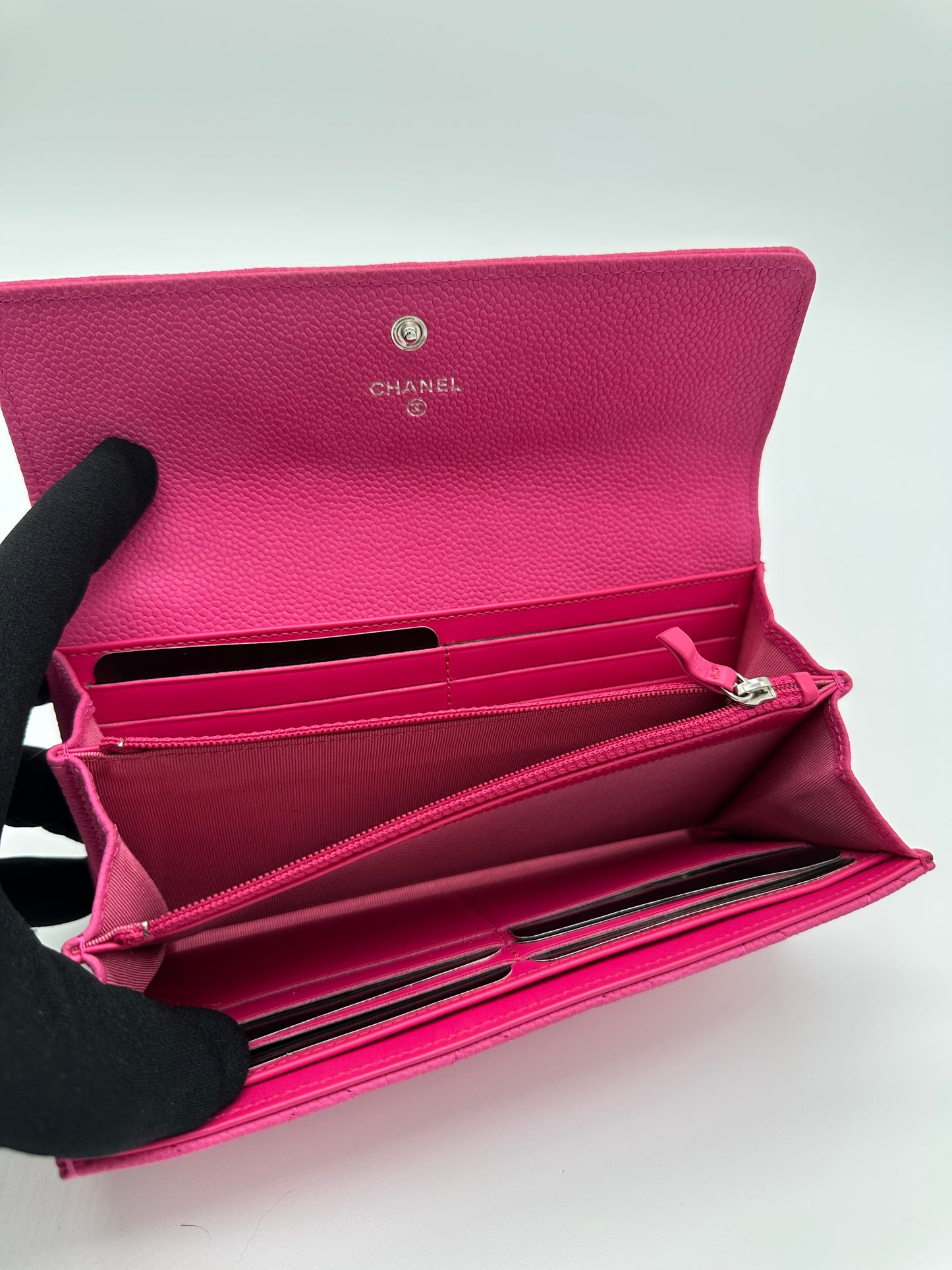 Luxury Soluciens Pre-owned Chanel bright pink matte caviar leather wallet with silver-toned hardware