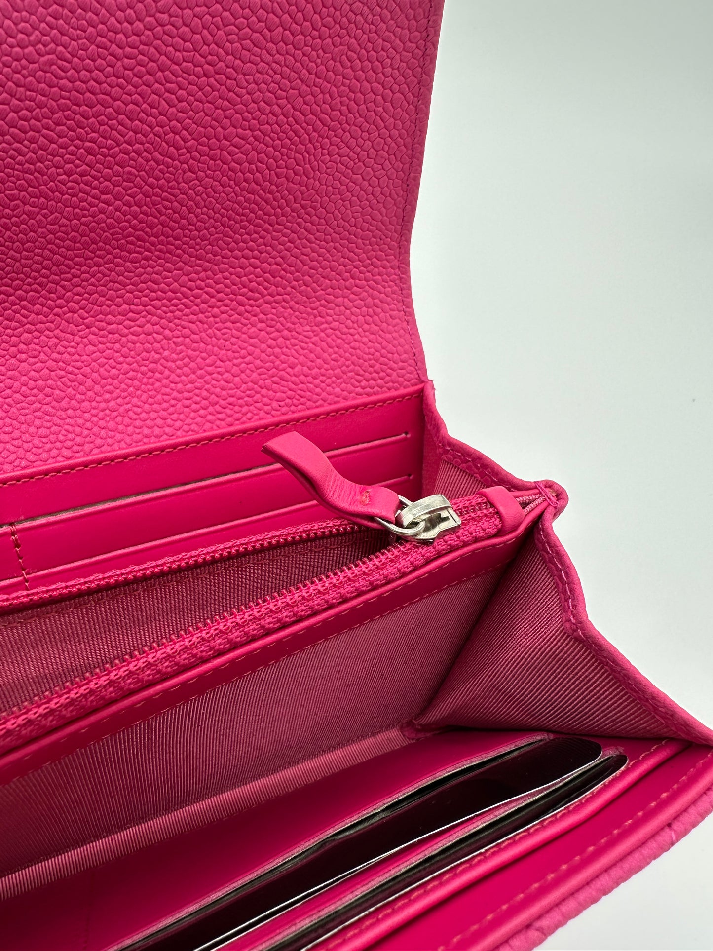 Luxury Soluciens Pre-owned Chanel bright pink matte caviar leather wallet with silver-toned hardware