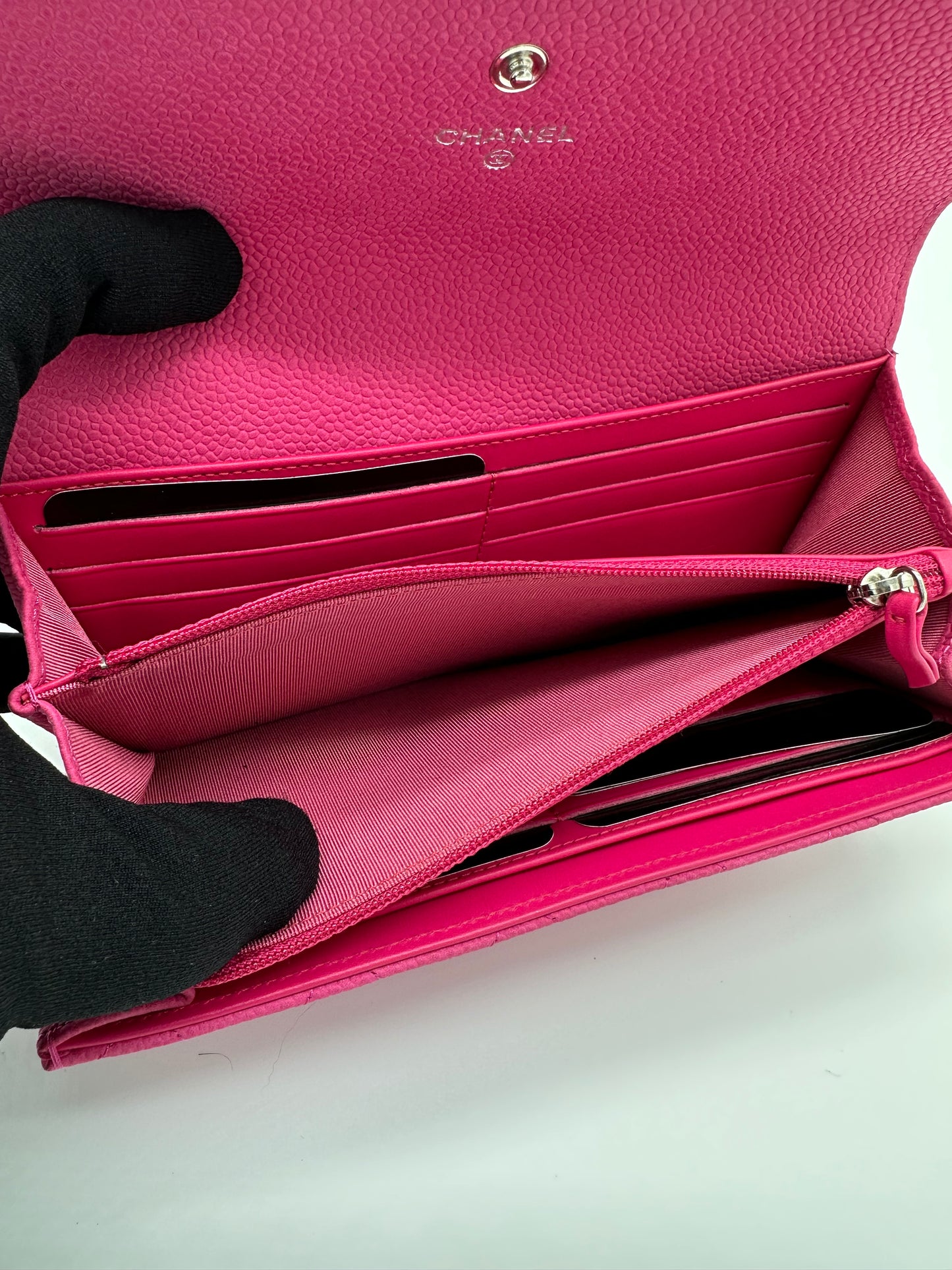 Luxury Soluciens Pre-owned Chanel bright pink matte caviar leather wallet with silver-toned hardware