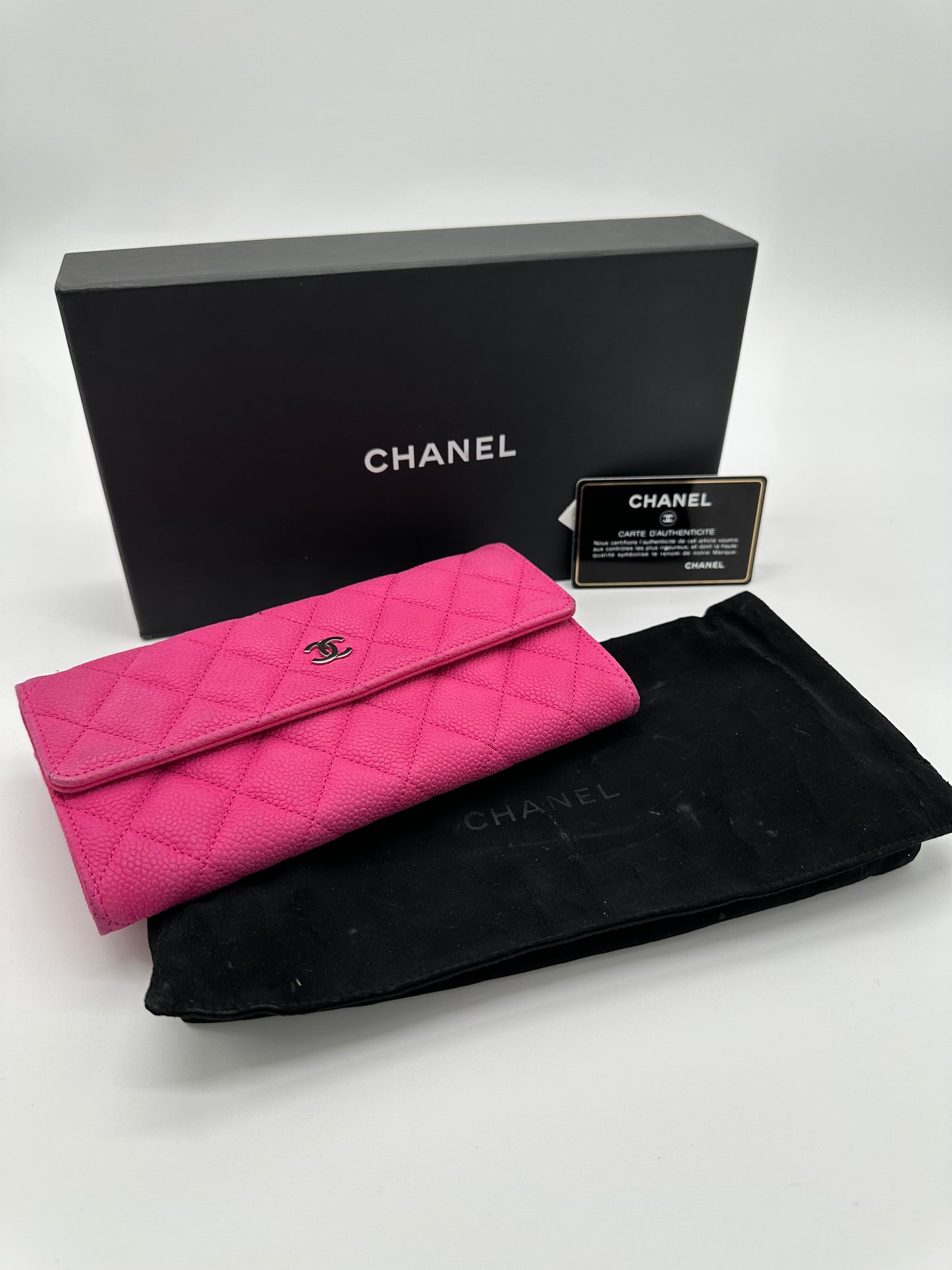 Luxury Soluciens Pre-owned Chanel bright pink matte caviar leather wallet with silver-toned hardware