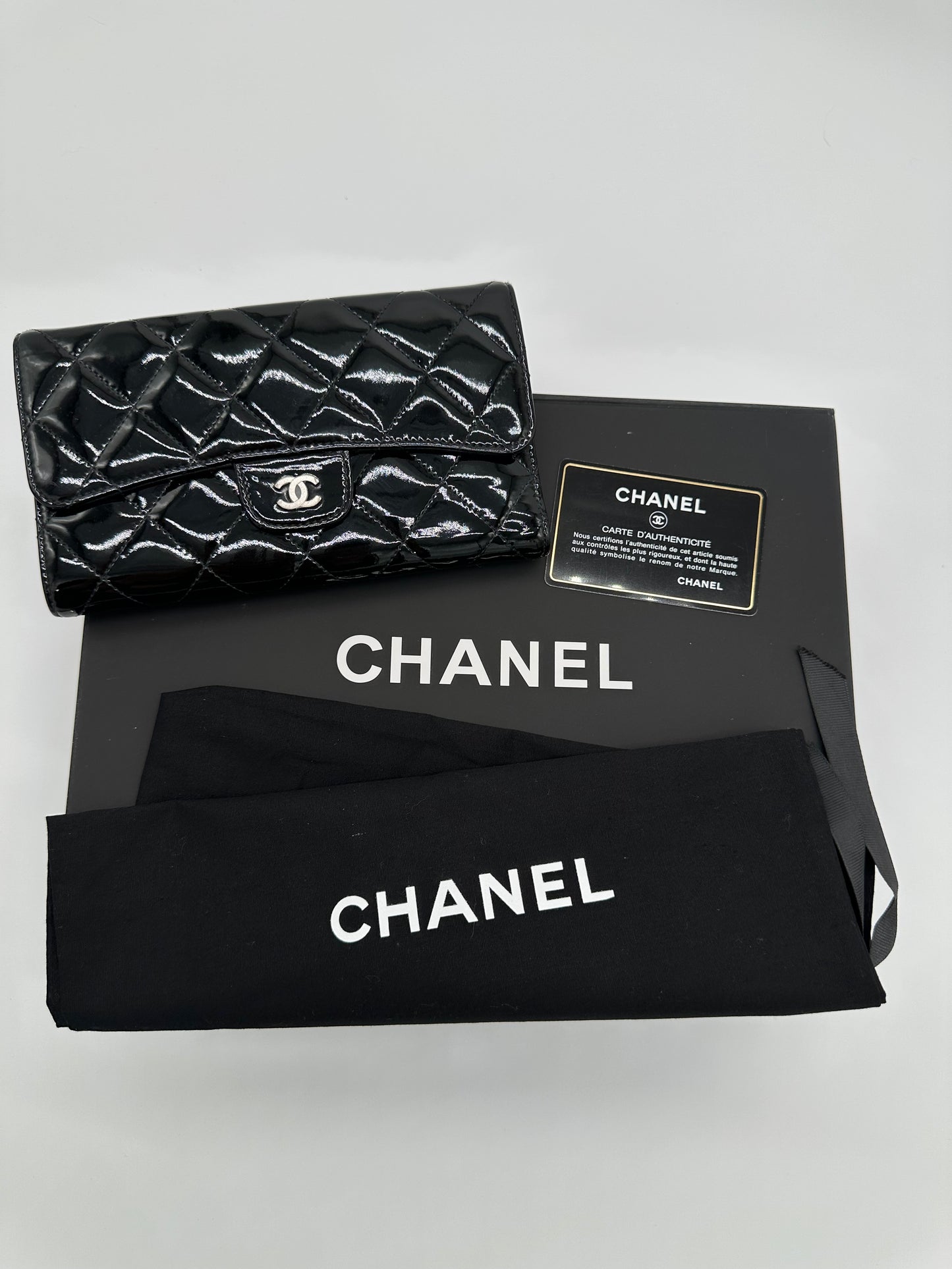 Luxury Soluciens Pre-owned Chanel black patent leather trifold wallet
