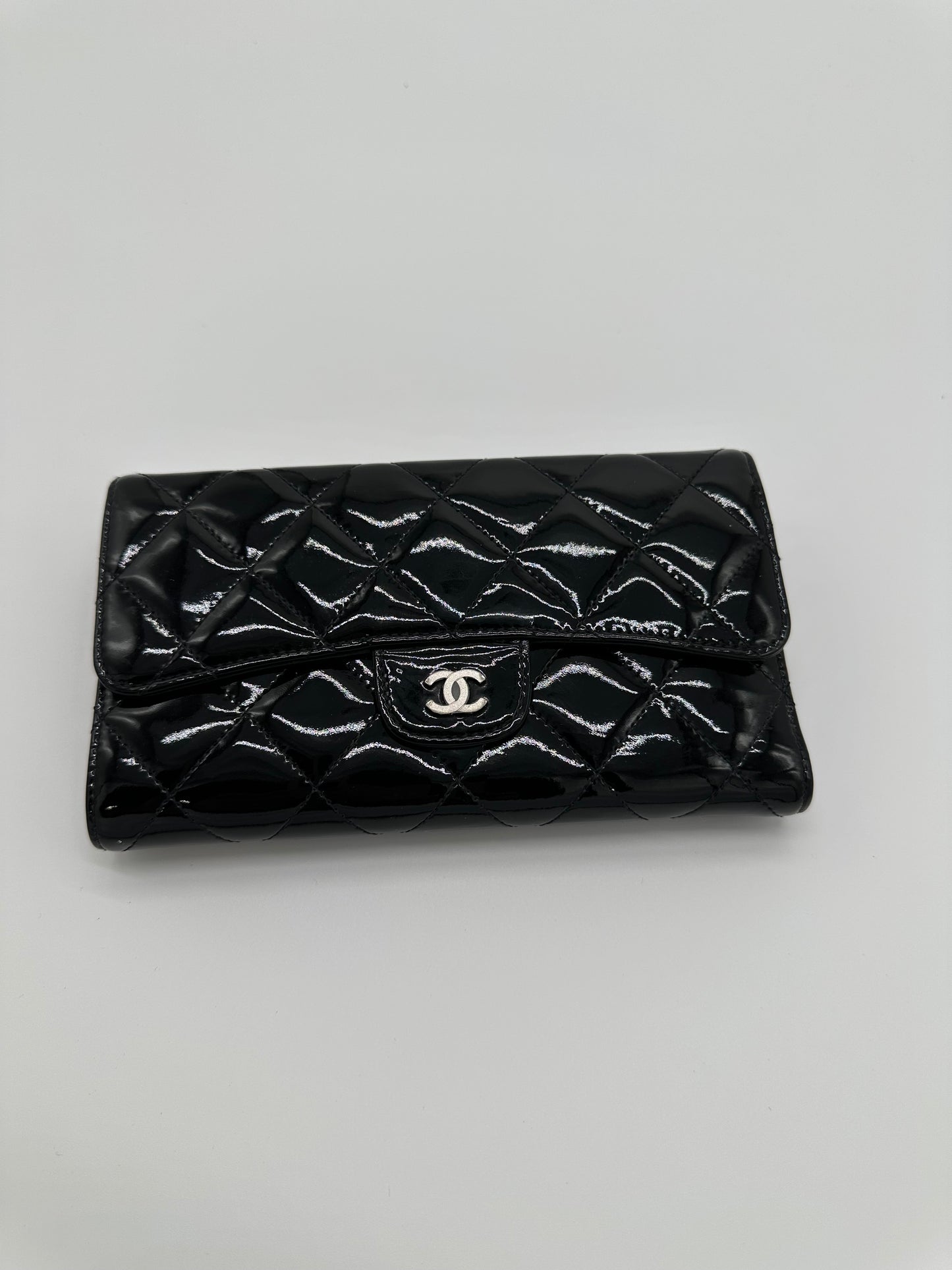 Luxury Soluciens Pre-owned Chanel black patent leather trifold wallet