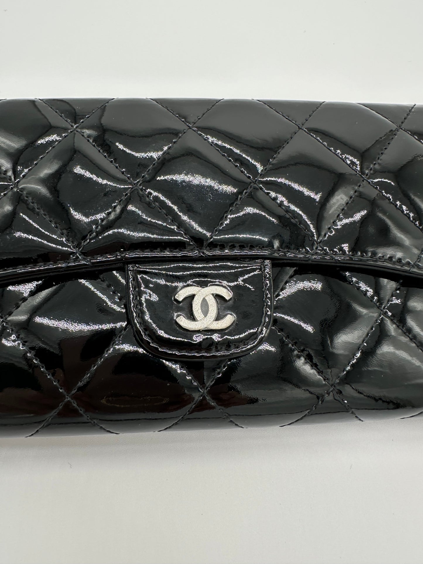 Luxury Soluciens Pre-owned Chanel black patent leather trifold wallet