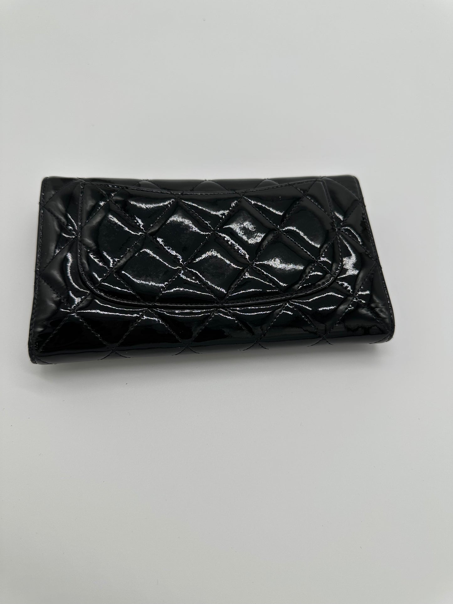 Luxury Soluciens Pre-owned Chanel black patent leather trifold wallet