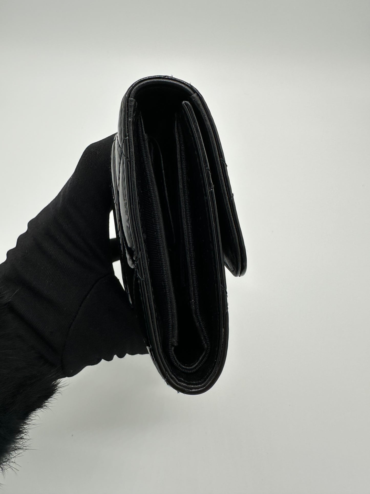 Luxury Soluciens Pre-owned Chanel black patent leather trifold wallet