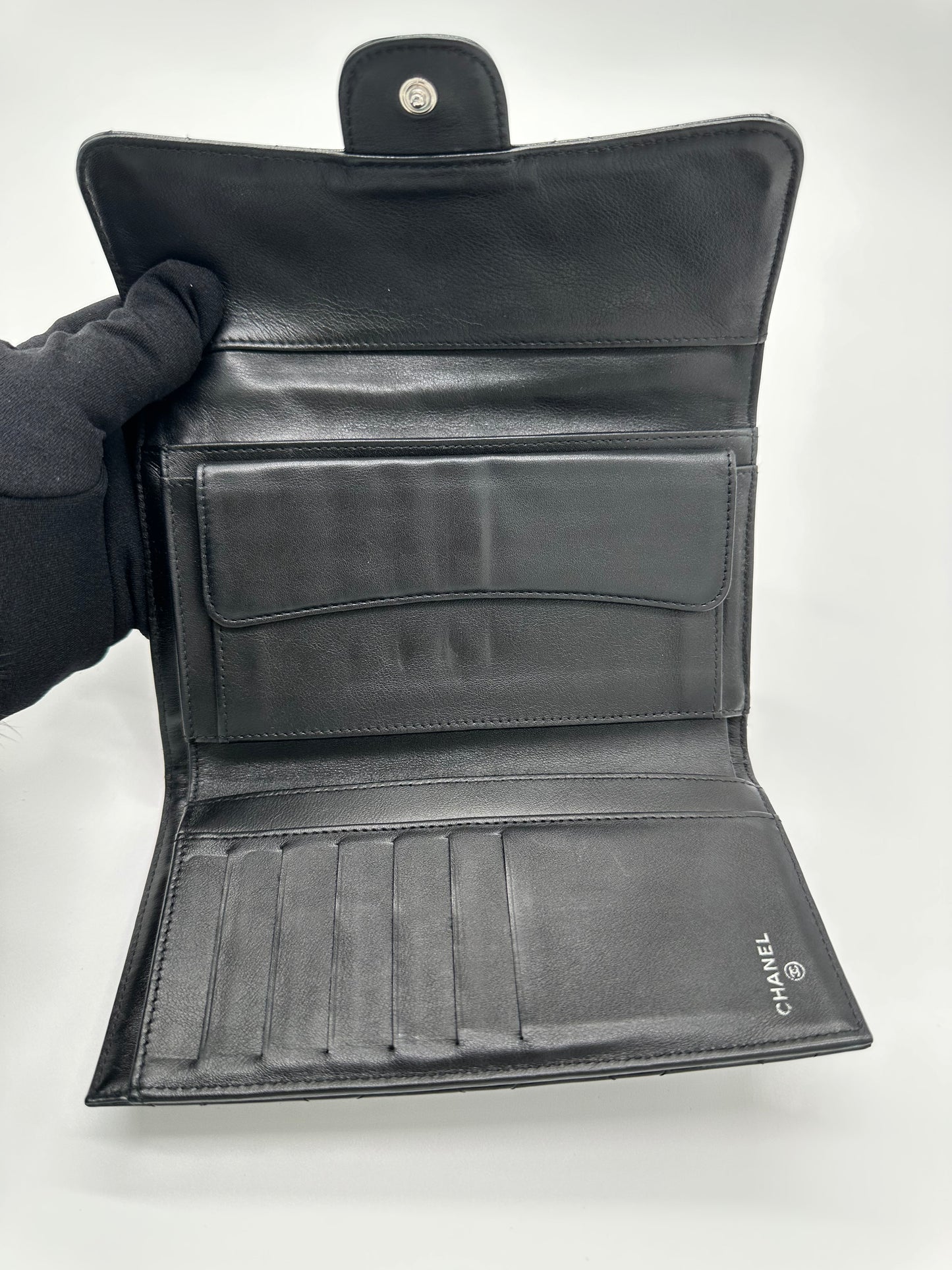 Luxury Soluciens Pre-owned Chanel black patent leather trifold wallet