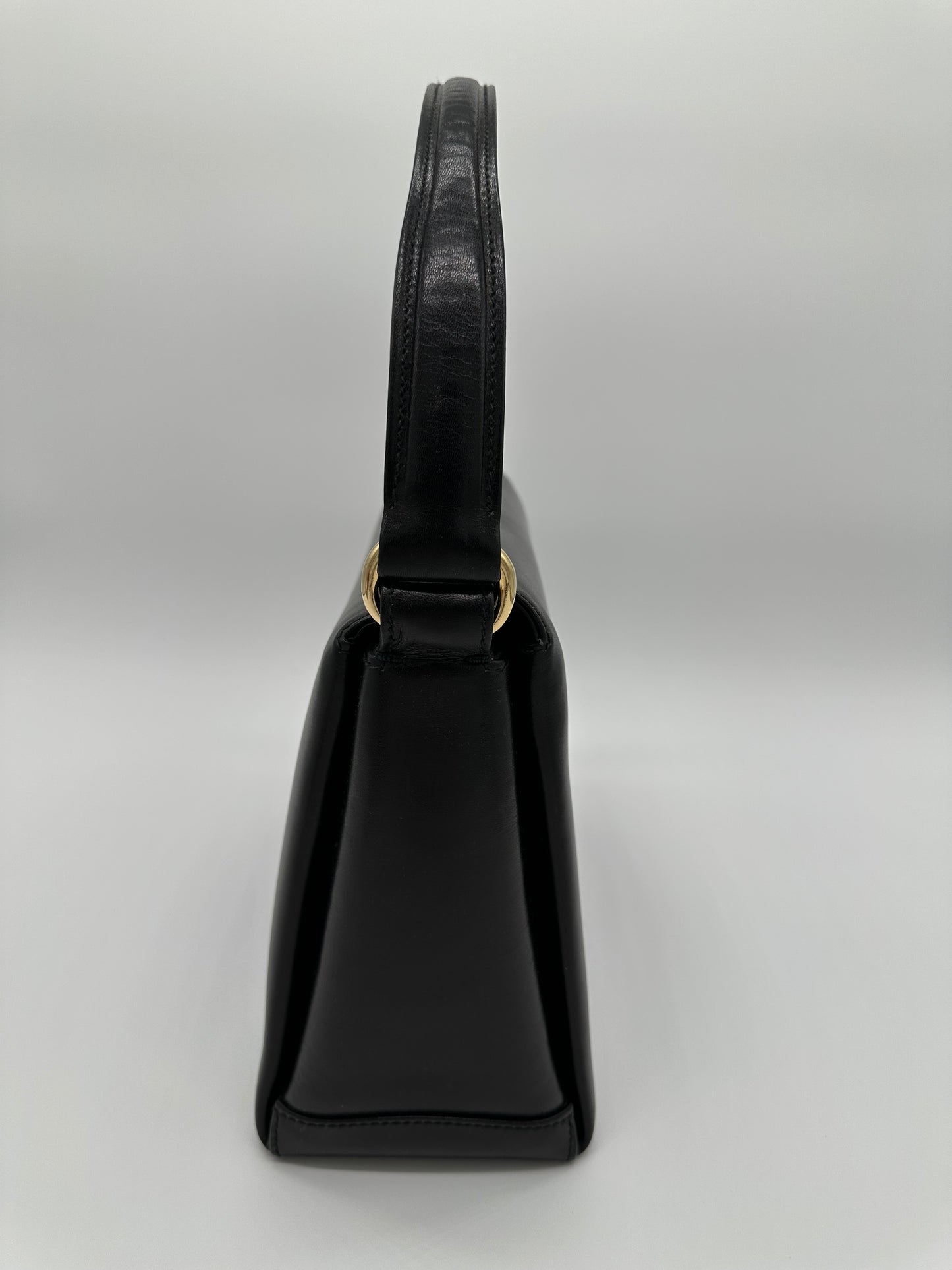 Luxury Soluciens Pre-owned Gucci Vintage Black calfskin leather shoulder bag with twist lock