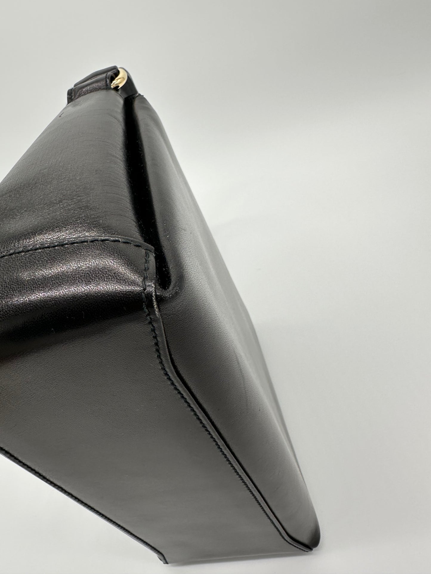 Luxury Soluciens Pre-owned Gucci Vintage Black calfskin leather shoulder bag with twist lock