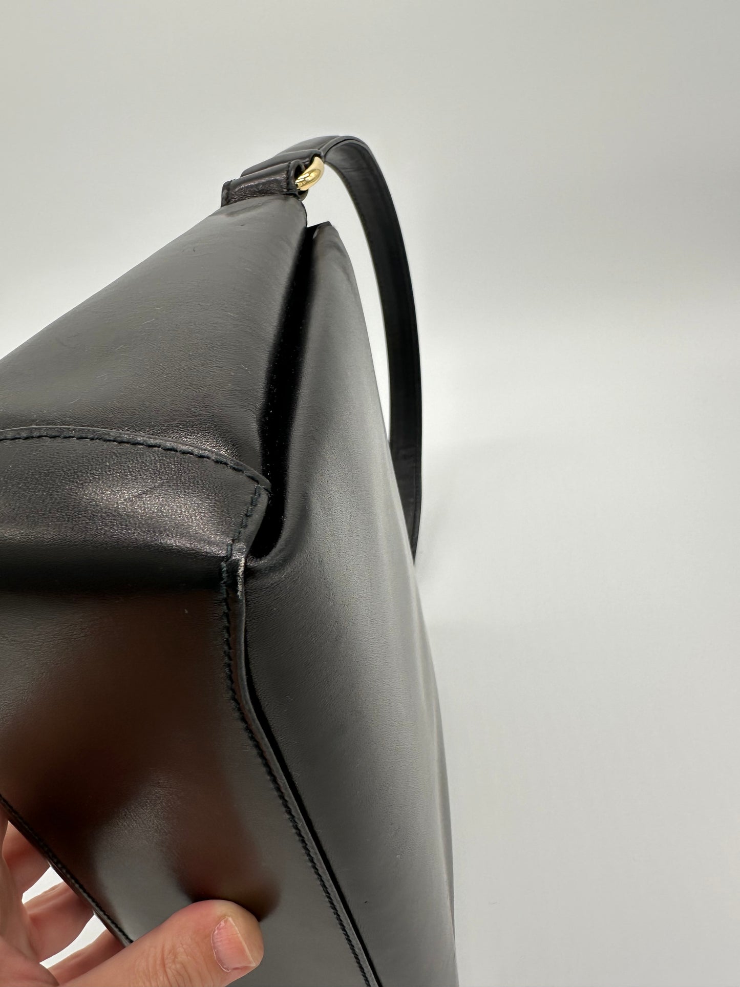 Luxury Soluciens Pre-owned Gucci Vintage Black calfskin leather shoulder bag with twist lock