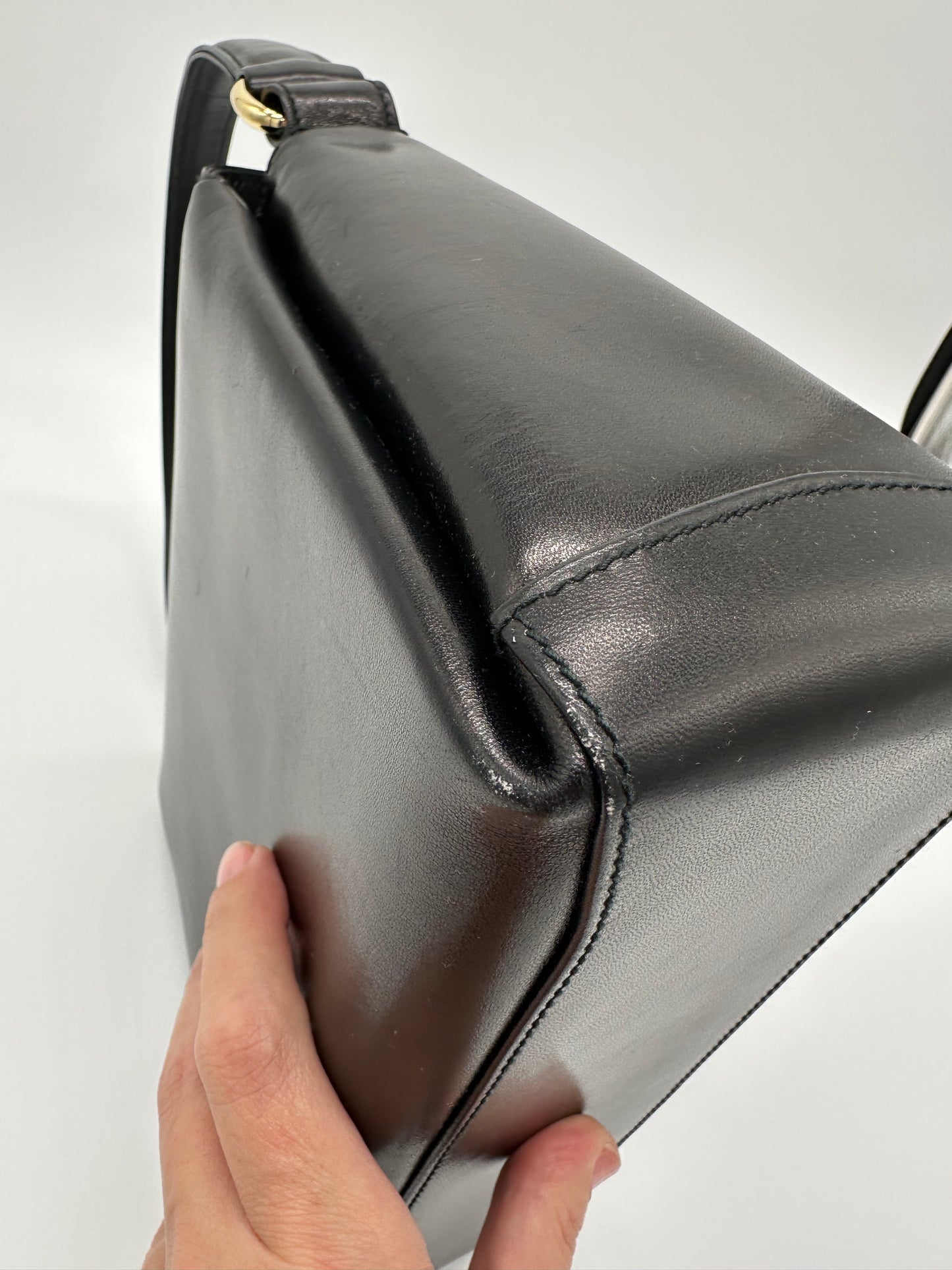 Luxury Soluciens Pre-owned Gucci Vintage Black calfskin leather shoulder bag with twist lock