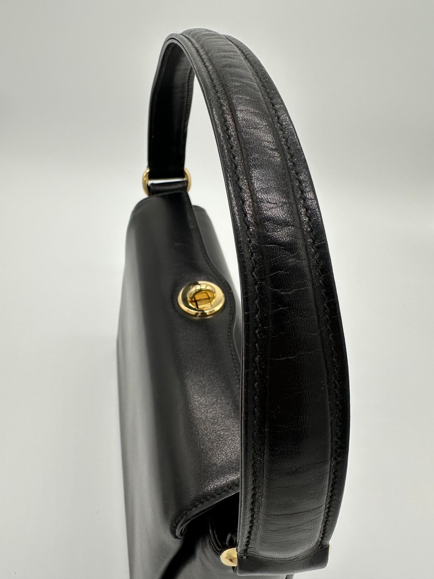 Luxury Soluciens Pre-owned Gucci Vintage Black calfskin leather shoulder bag with twist lock