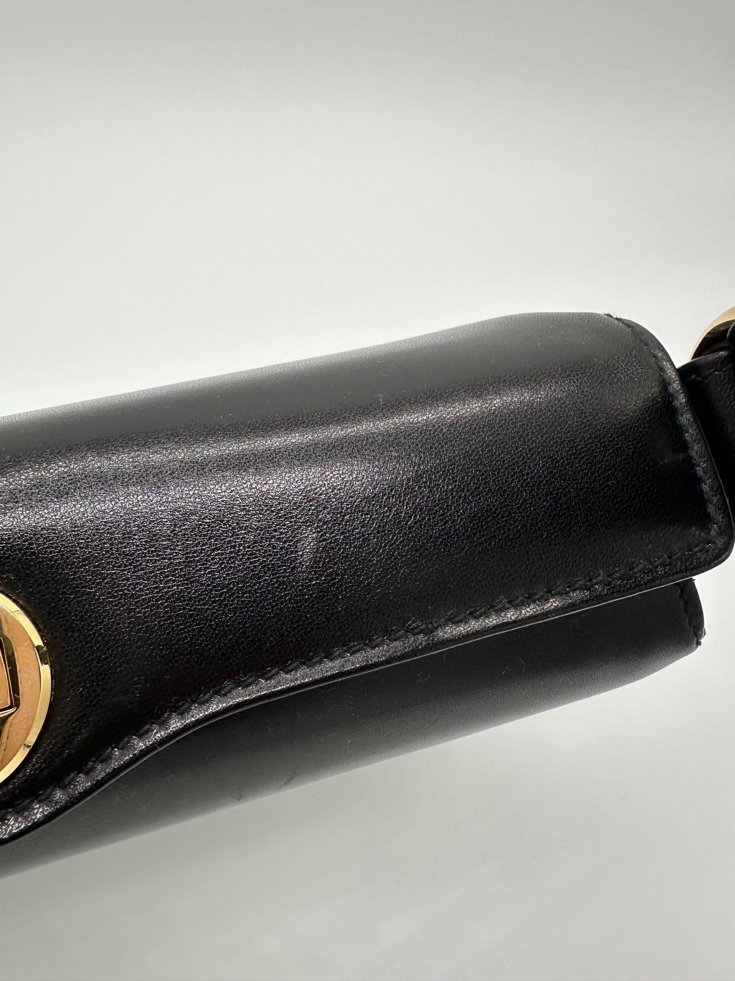Luxury Soluciens Pre-owned Gucci Vintage Black calfskin leather shoulder bag with twist lock