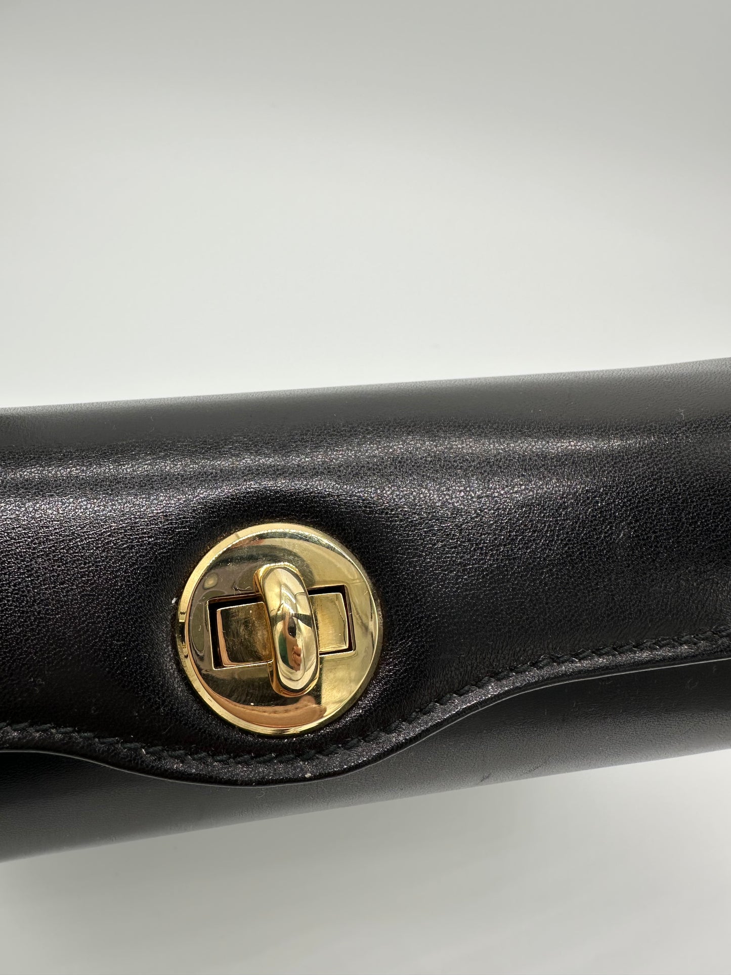 Luxury Soluciens Pre-owned Gucci Vintage Black calfskin leather shoulder bag with twist lock