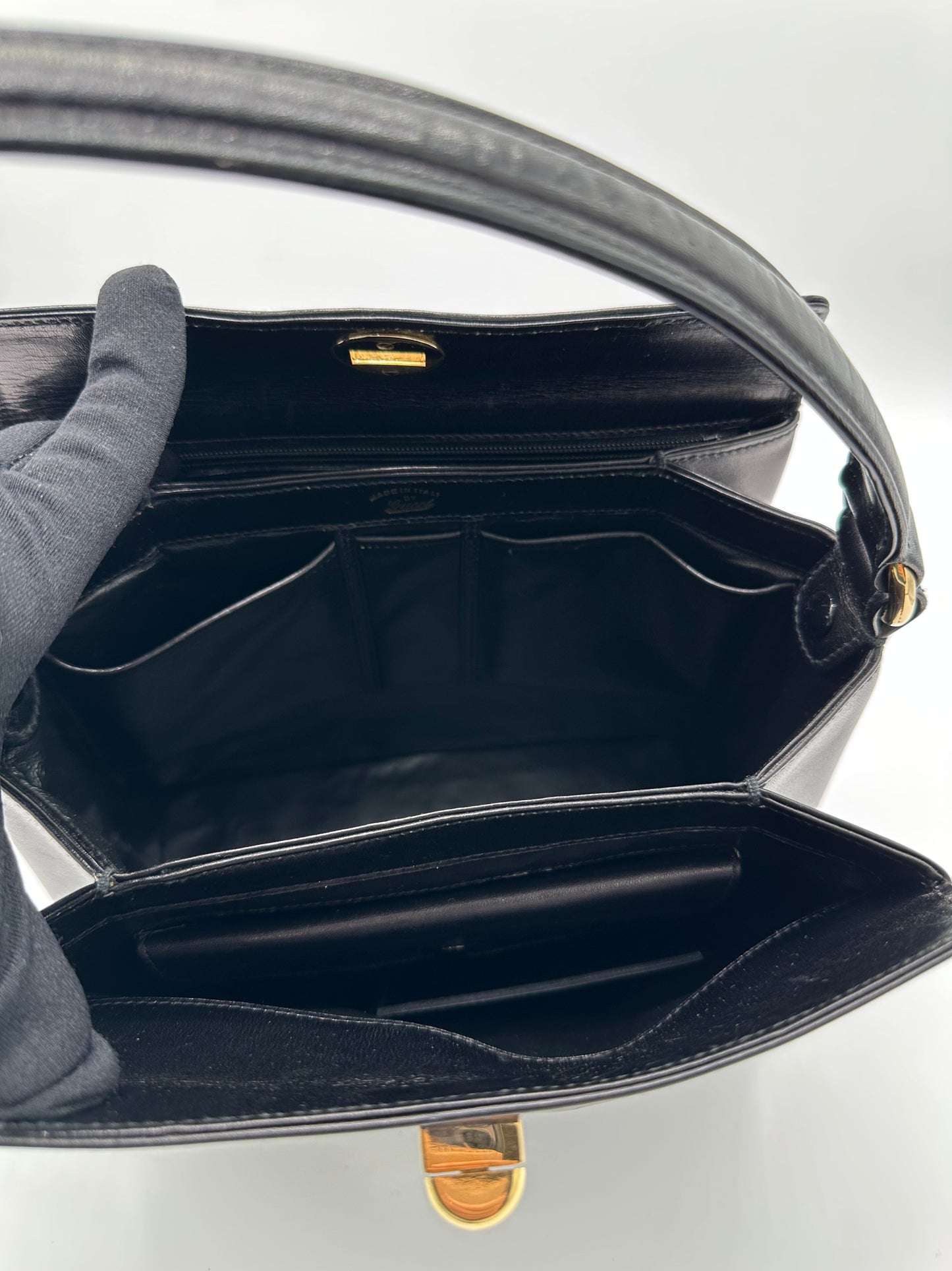 Luxury Soluciens Pre-owned Gucci Vintage Black calfskin leather shoulder bag with twist lock