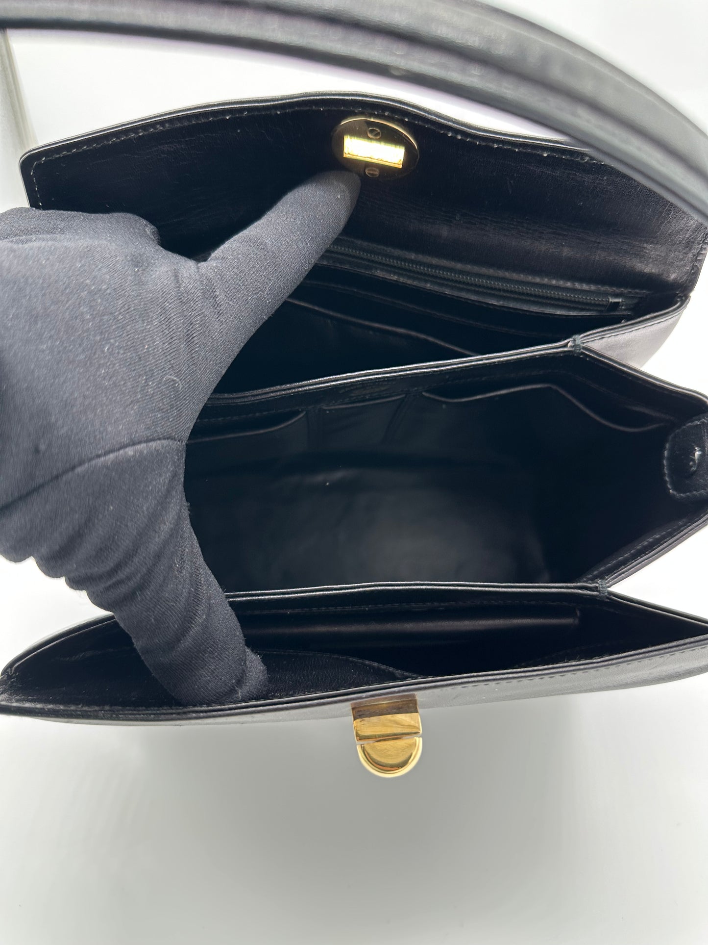 Luxury Soluciens Pre-owned Gucci Vintage Black calfskin leather shoulder bag with twist lock