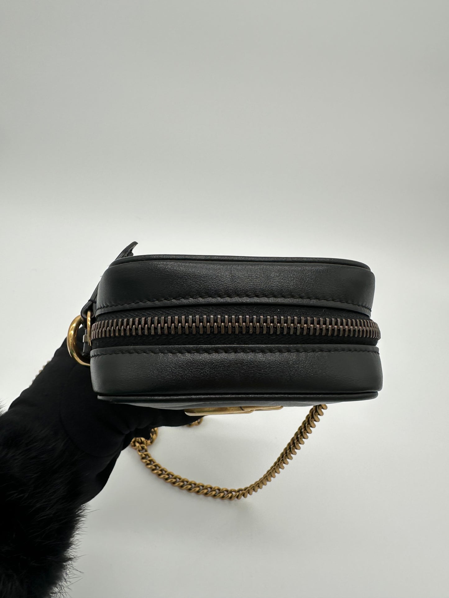 Luxury Soluciens Pre-owned Gucci Black leather Marmont phone bag with antiqued gold tone hardware