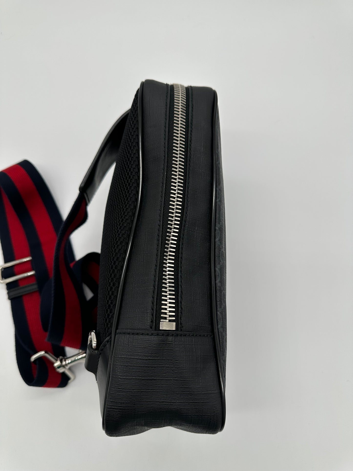 Luxury Soluciens Pre-owned Gucci GG Sling-back bag in supreme canvas
