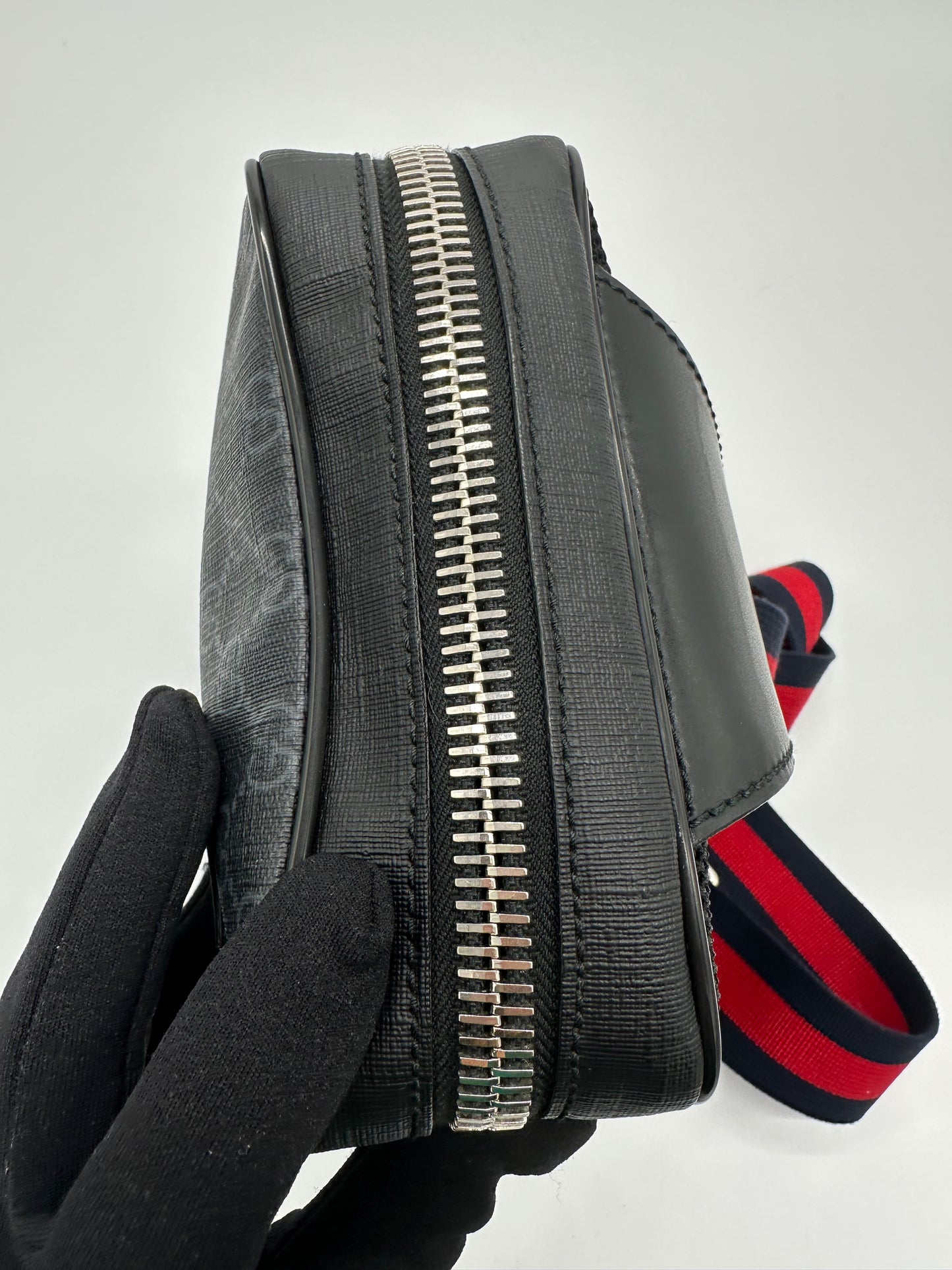 Luxury Soluciens Pre-owned Gucci GG Sling-back bag in supreme canvas