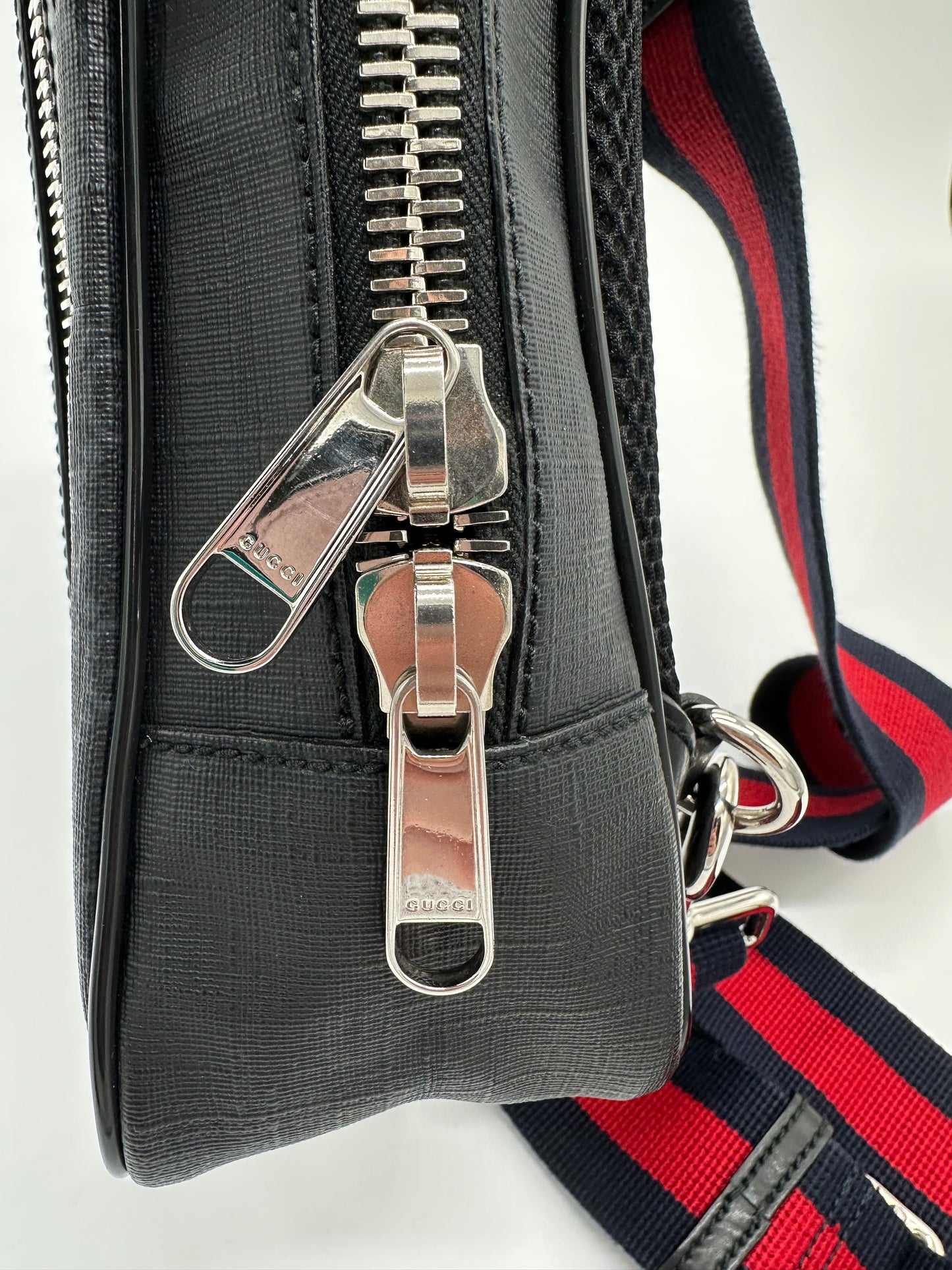 Luxury Soluciens Pre-owned Gucci GG Sling-back bag in supreme canvas
