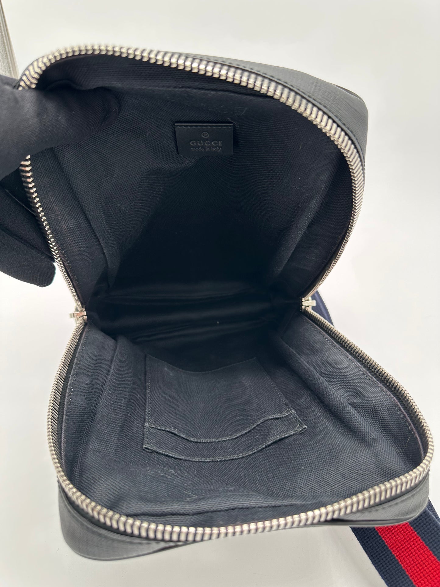 Luxury Soluciens Pre-owned Gucci GG Sling-back bag in supreme canvas