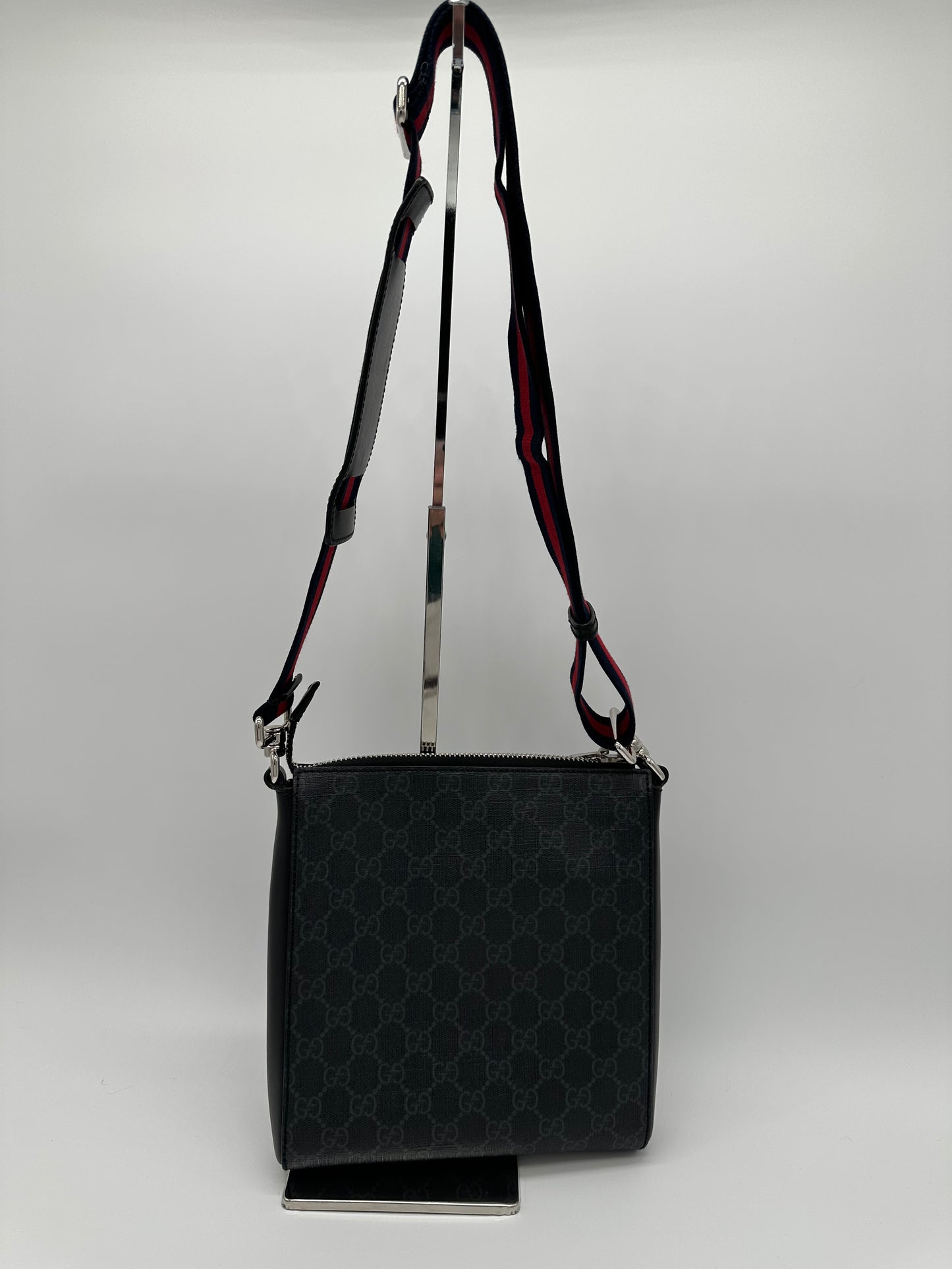 Luxury Soluciens Pre-owned Gucci supreme canvas and leather crossbody bag