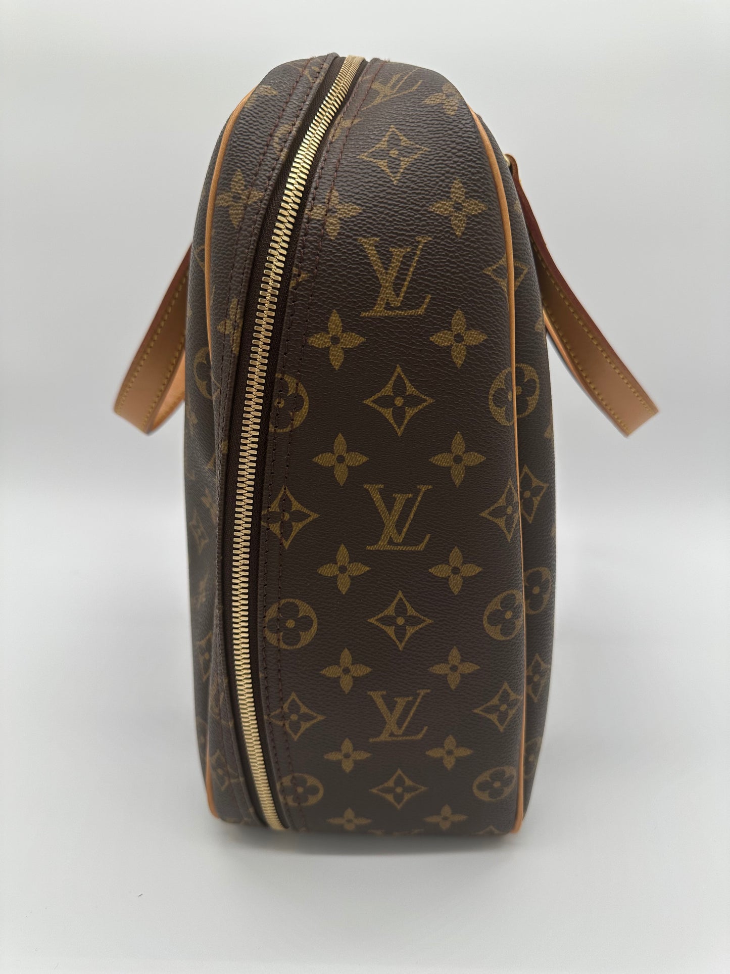 Luxury Soluciens Pre-owned Louis Vuitton Vintage monogram excursion bag