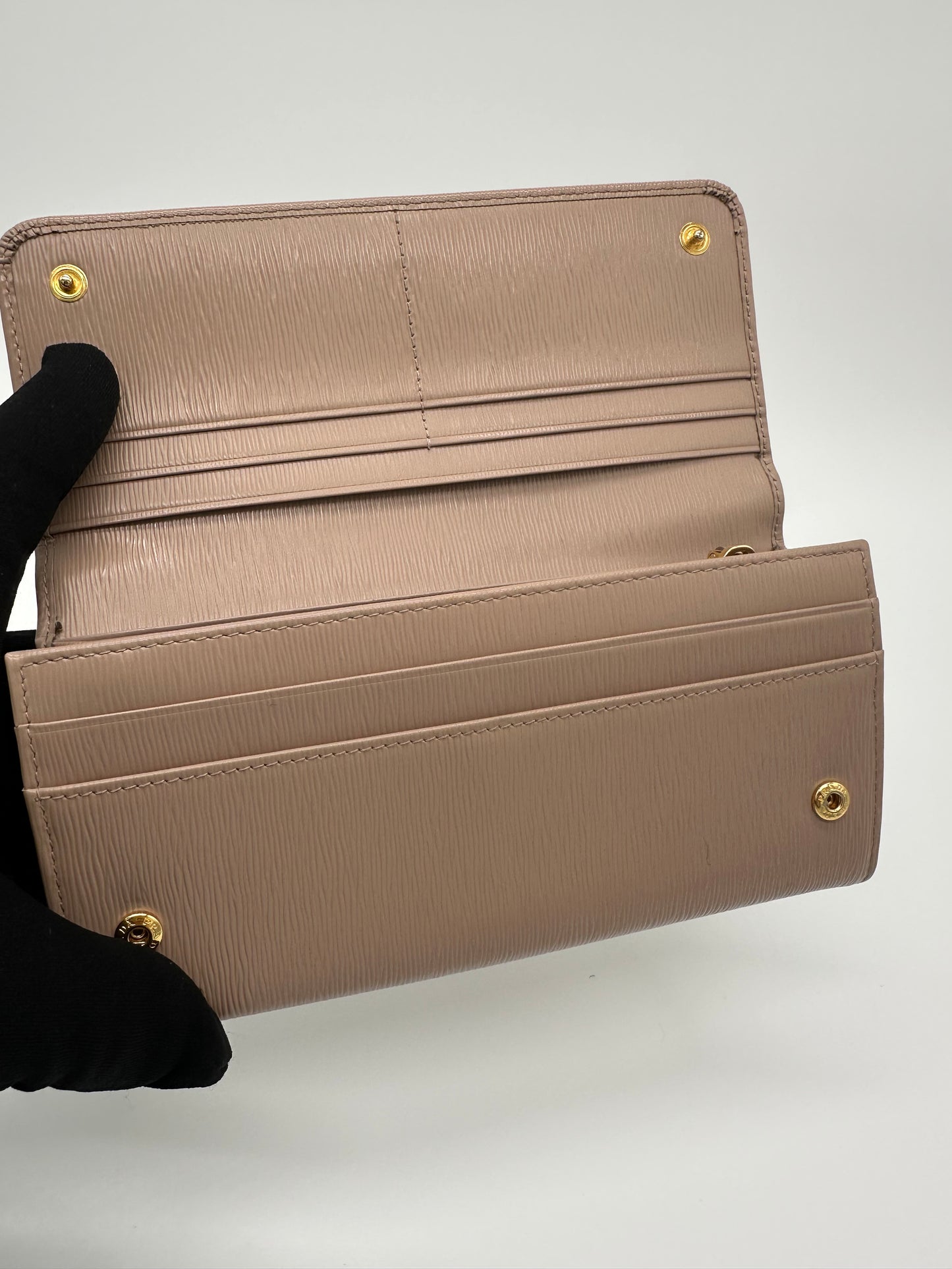 Luxury Soluciens Pre-owned Prada beige grained leather flap wallet