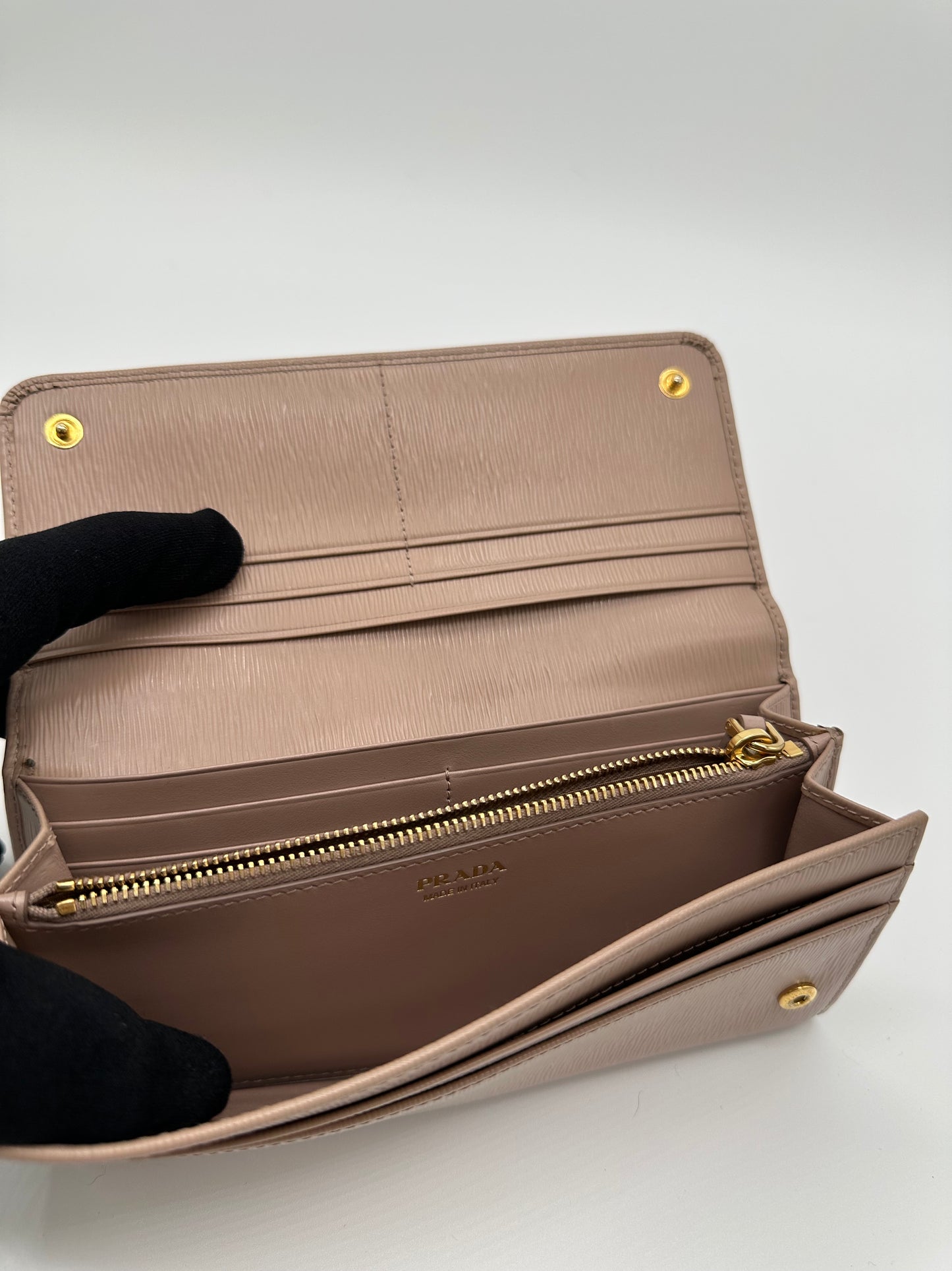 Luxury Soluciens Pre-owned Prada beige grained leather flap wallet