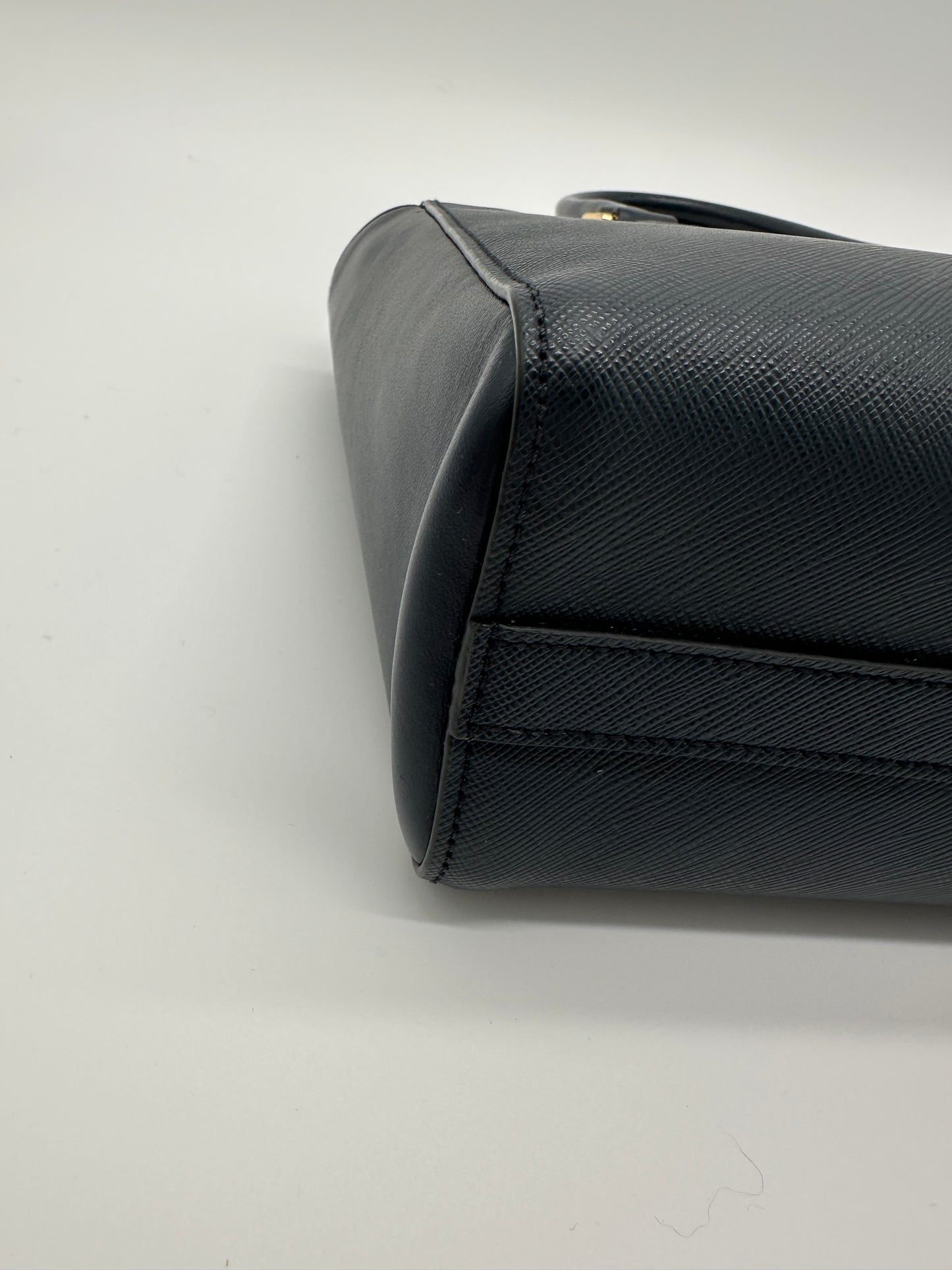 Luxury Soluciens Pre-owned Prada Blue saffiano leather tote with cross body strap and gold toned hardware