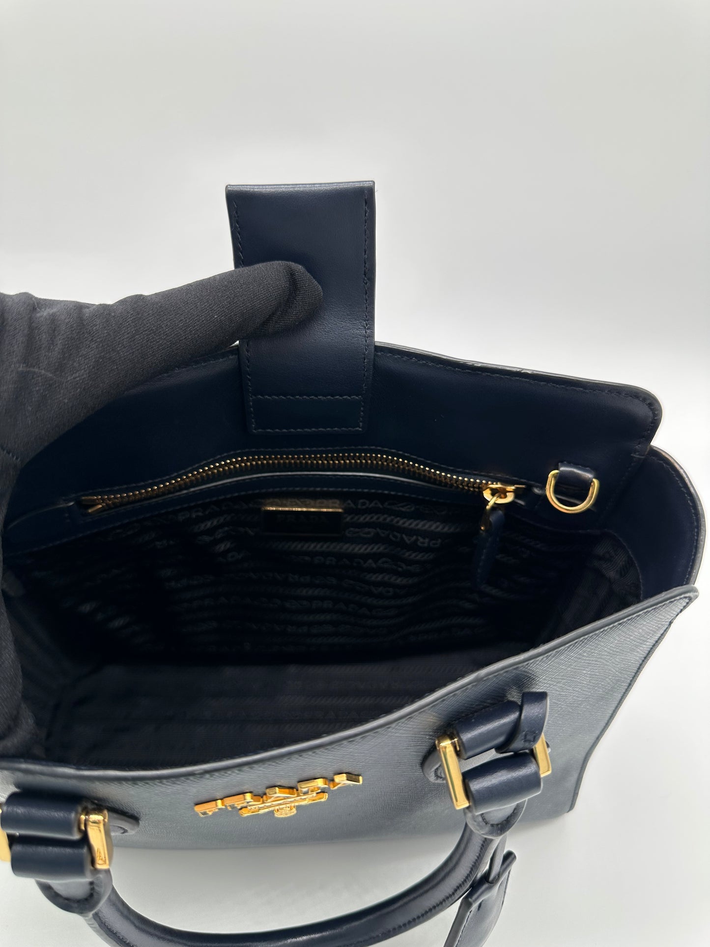 Luxury Soluciens Pre-owned Prada Blue saffiano leather tote with cross body strap and gold toned hardware