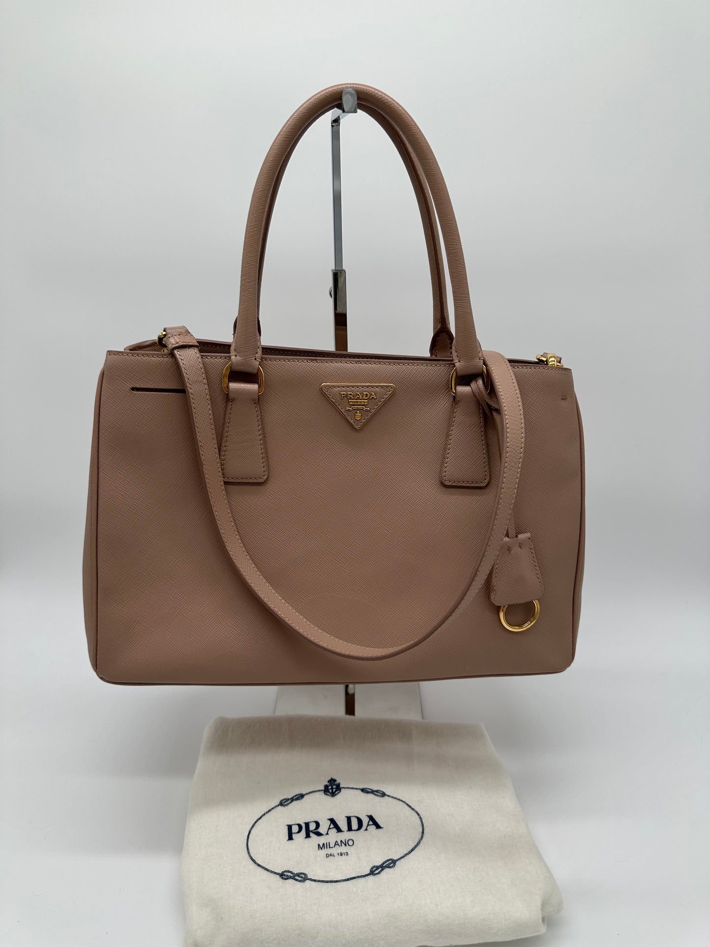 Luxury Soluciens Pre-owned Prada beige saffiano Galleria leather tote with cross body strap with gold hardware