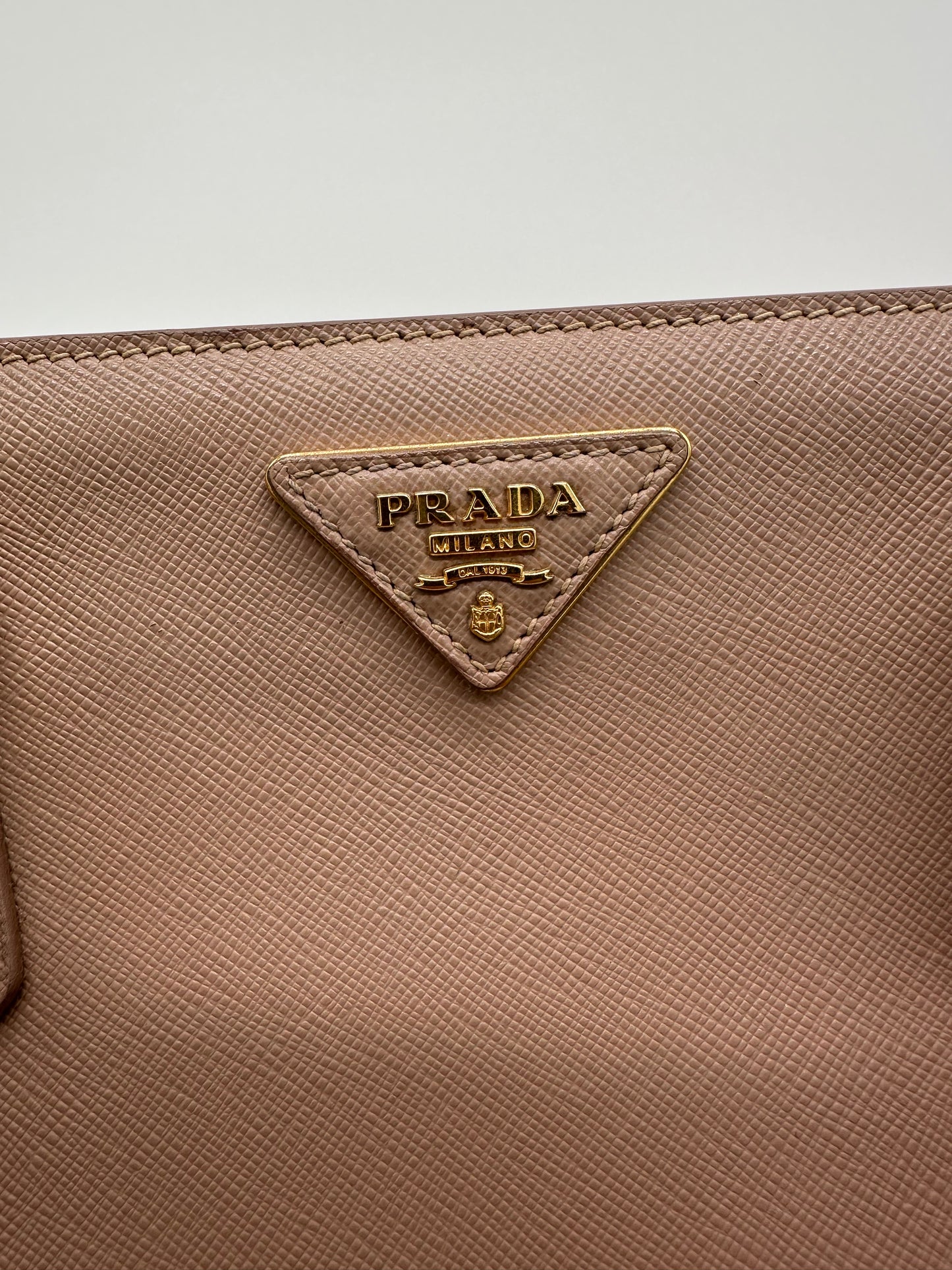 Luxury Soluciens Pre-owned Prada beige saffiano Galleria leather tote with cross body strap with gold hardware