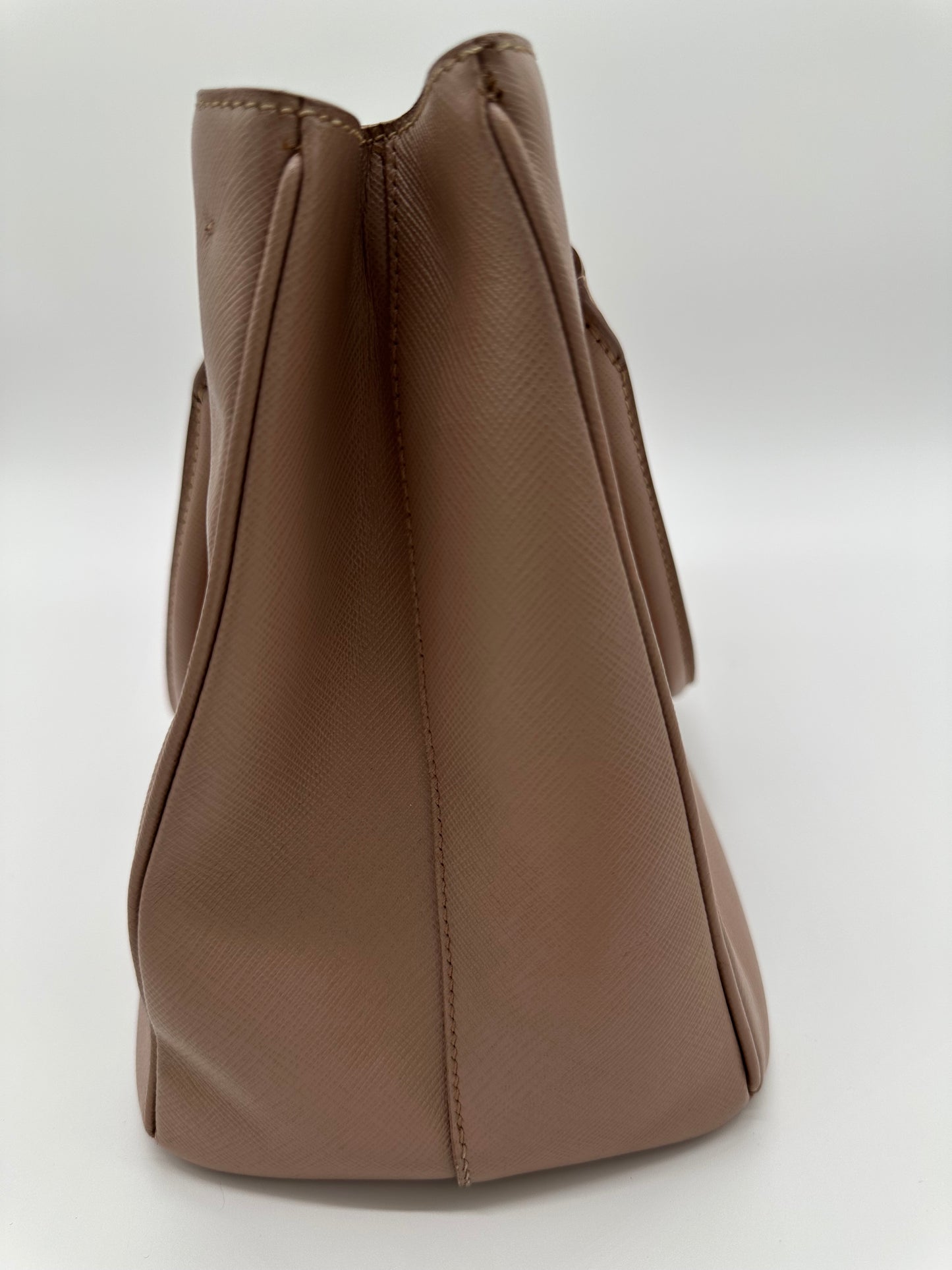 Luxury Soluciens Pre-owned Prada beige saffiano Galleria leather tote with cross body strap with gold hardware