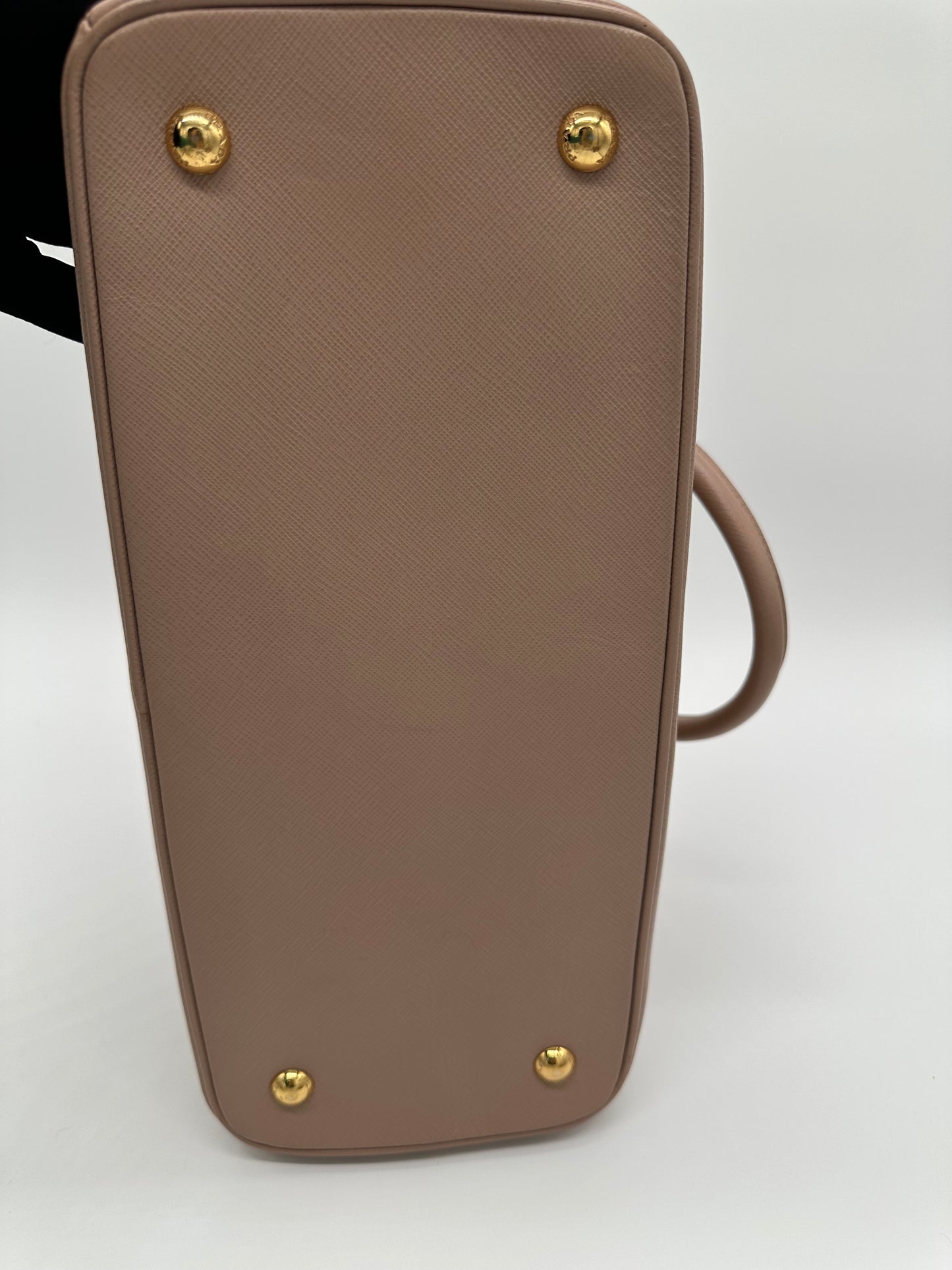 Luxury Soluciens Pre-owned Prada beige saffiano Galleria leather tote with cross body strap with gold hardware