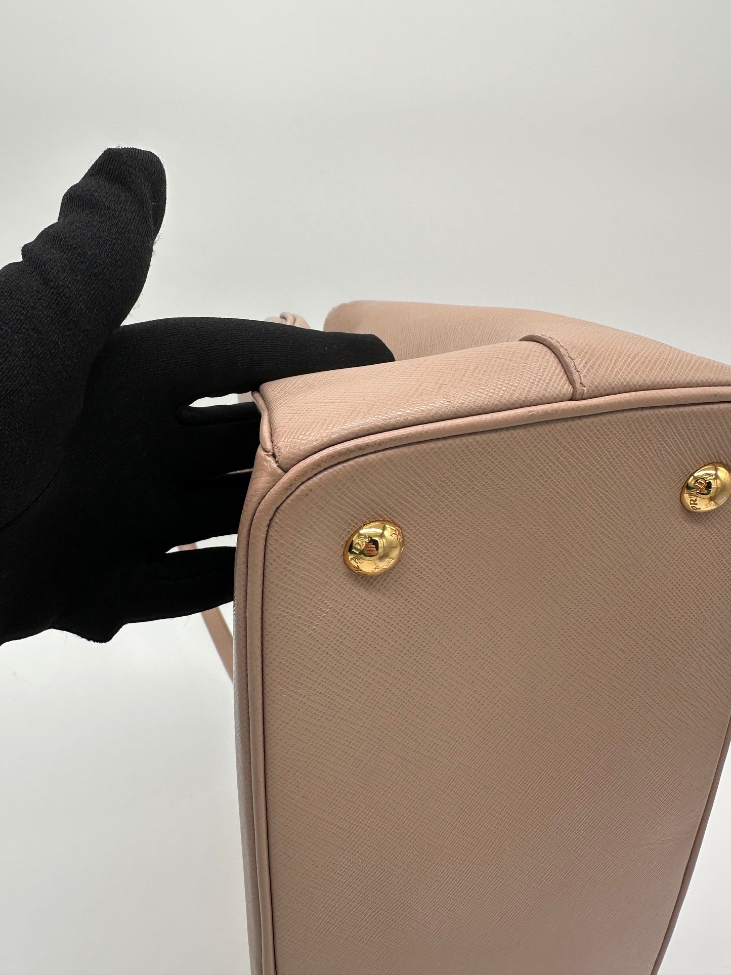 Luxury Soluciens Pre-owned Prada beige saffiano Galleria leather tote with cross body strap with gold hardware
