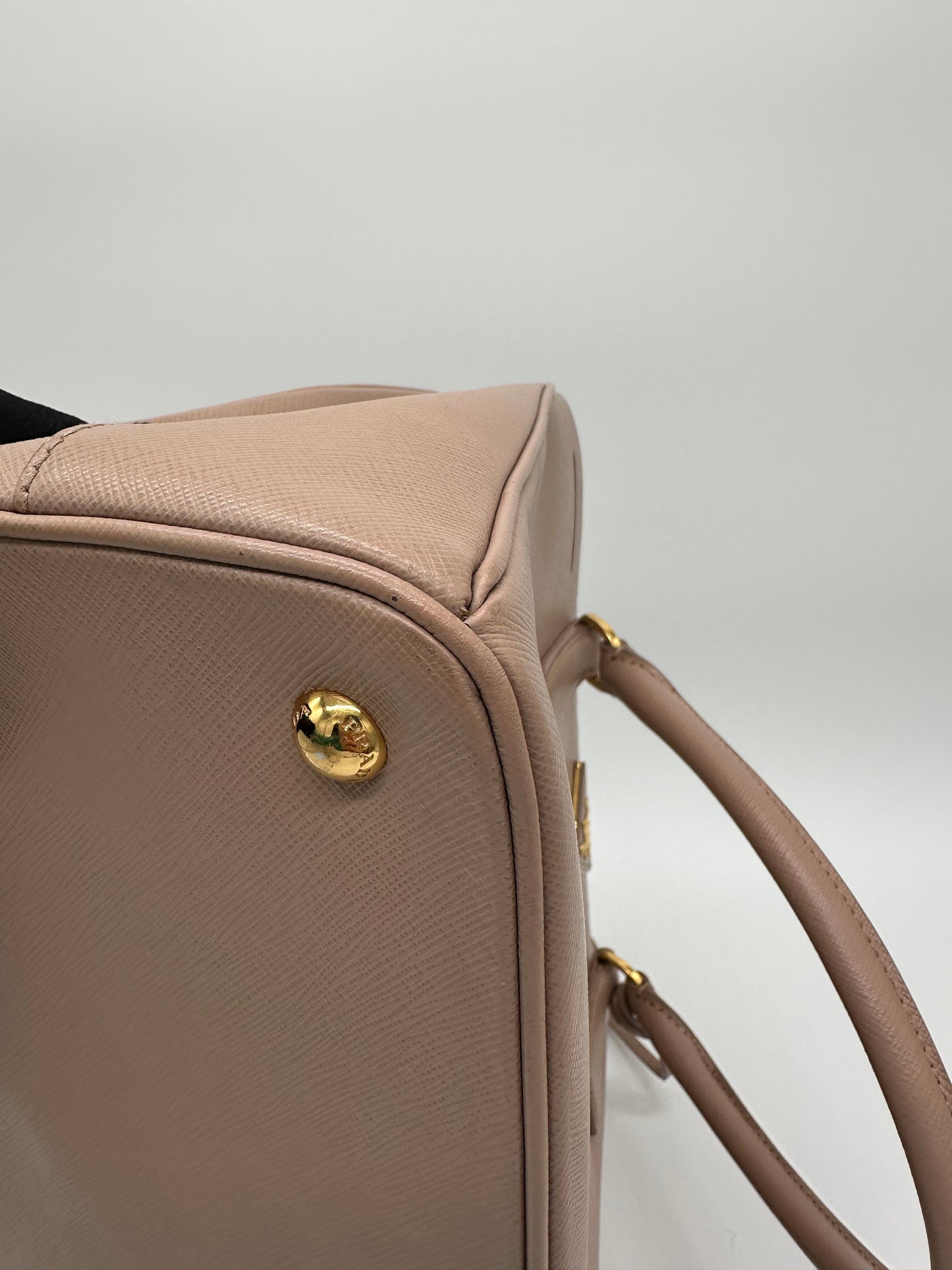 Luxury Soluciens Pre-owned Prada beige saffiano Galleria leather tote with cross body strap with gold hardware