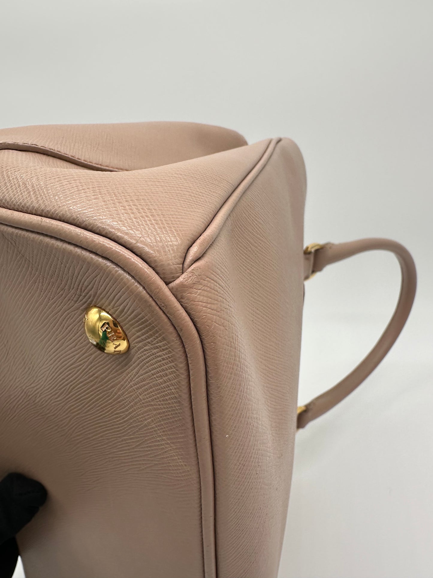 Luxury Soluciens Pre-owned Prada beige saffiano Galleria leather tote with cross body strap with gold hardware